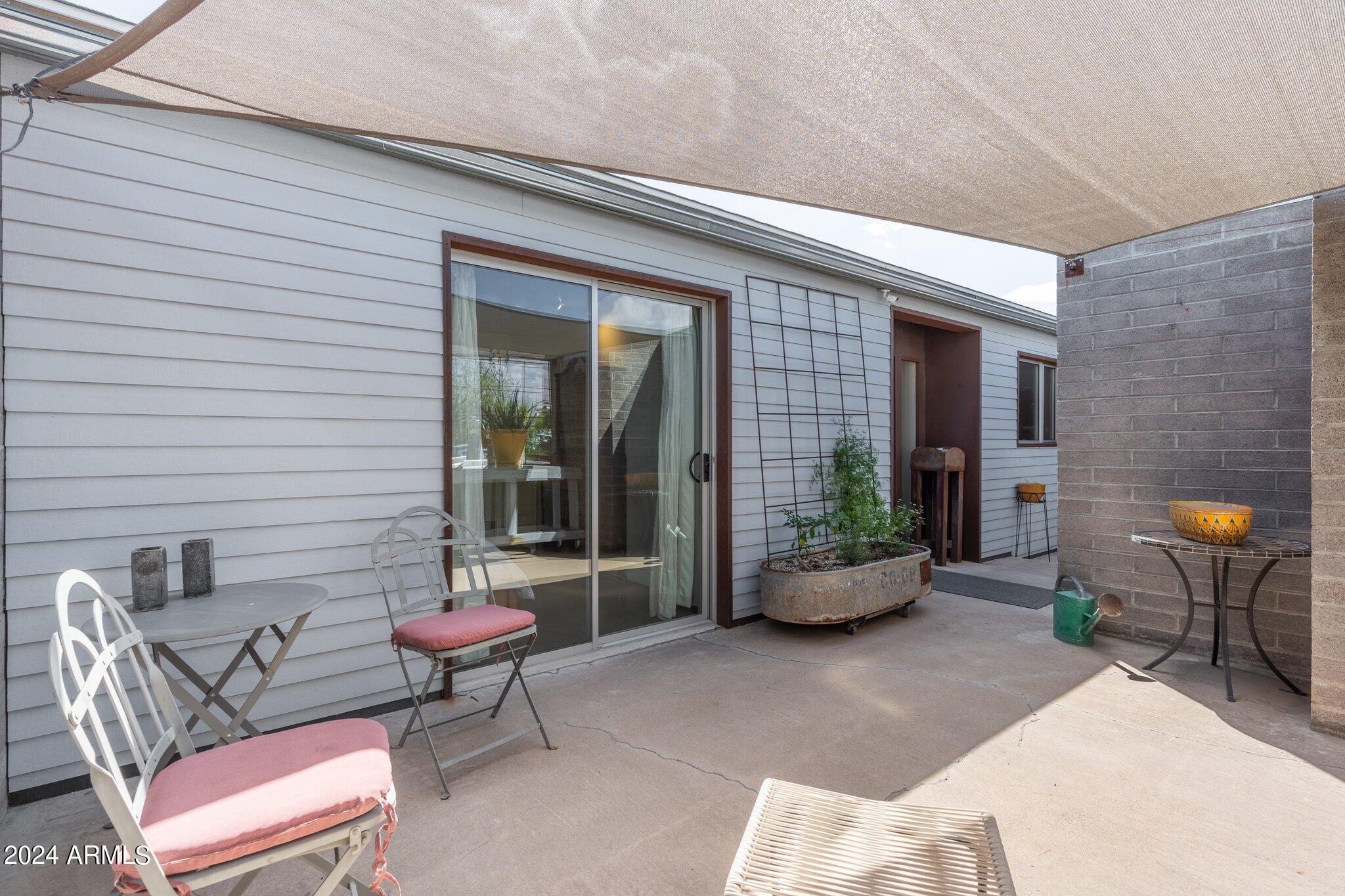 923 W AVALON Drive