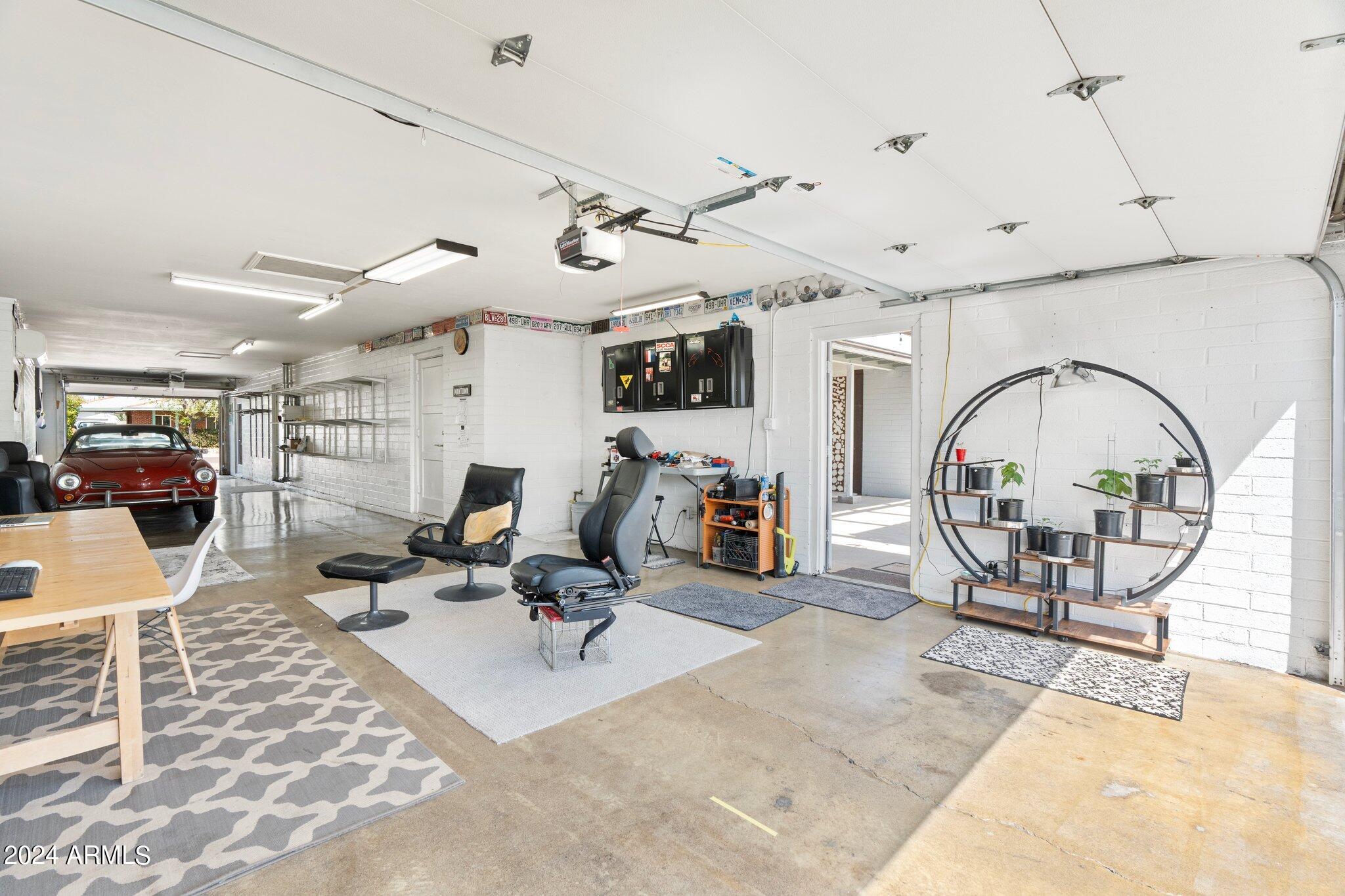923 W AVALON Drive