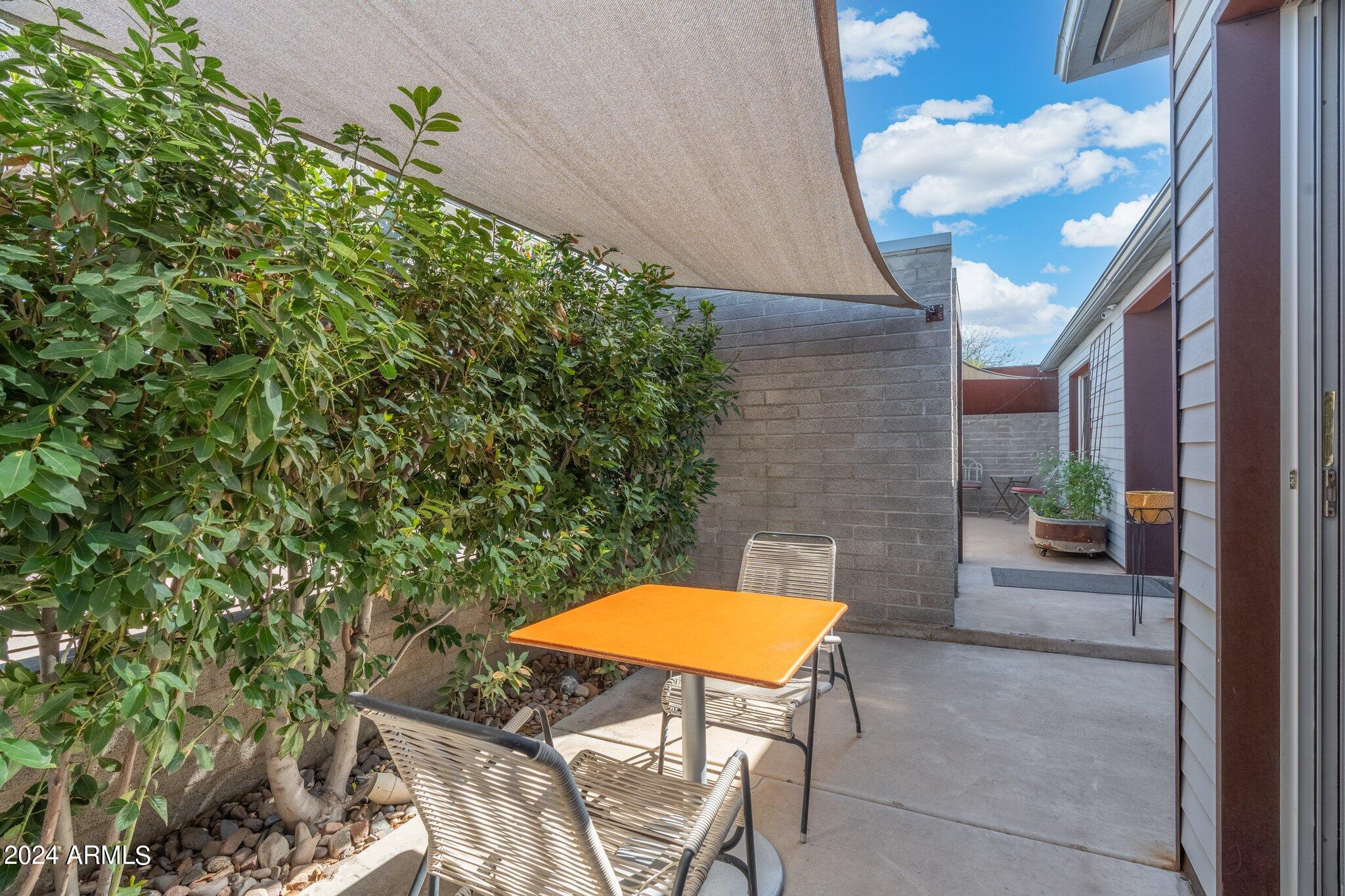 923 W AVALON Drive