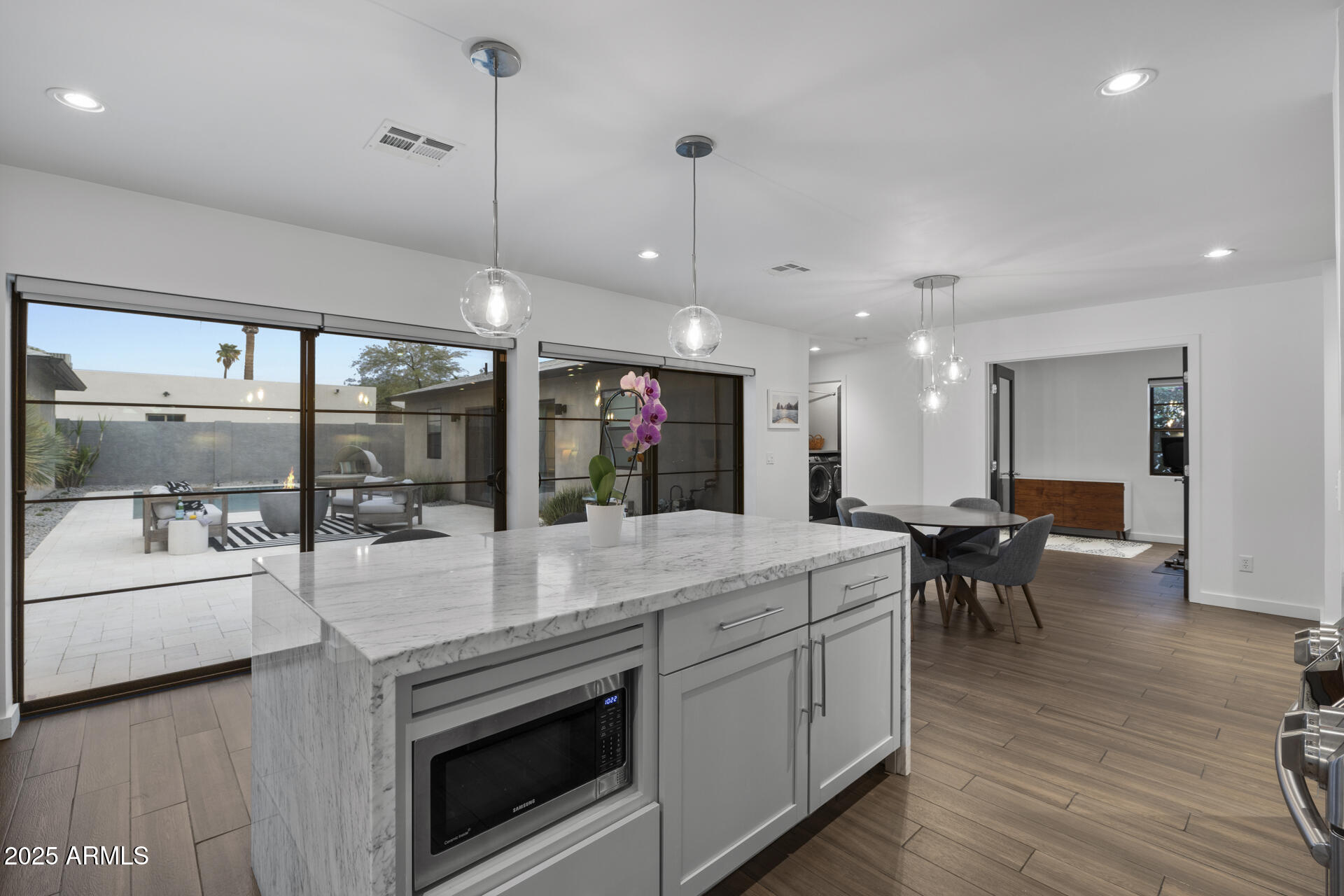 840 W EARLL Drive