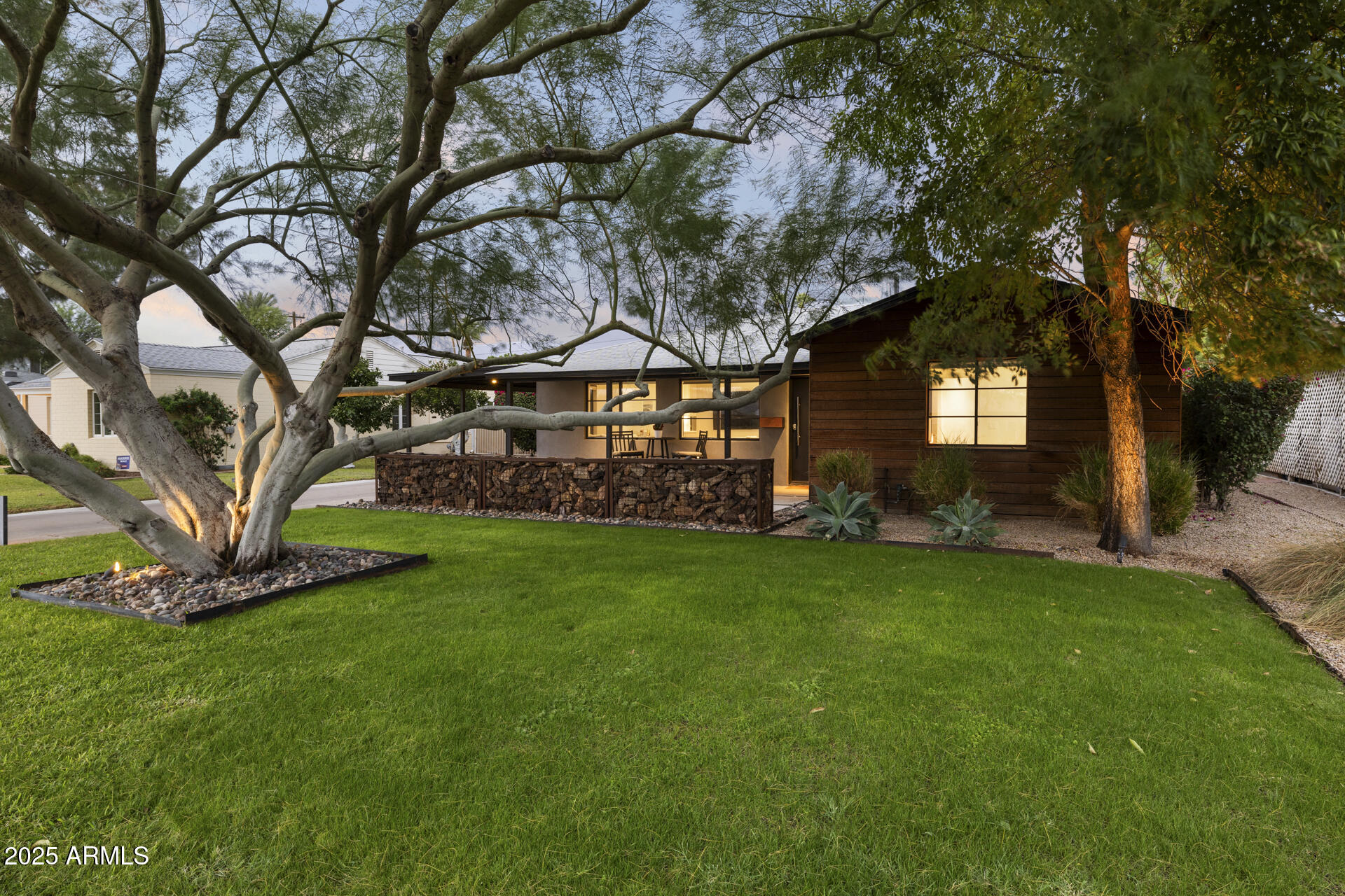 840 W EARLL Drive