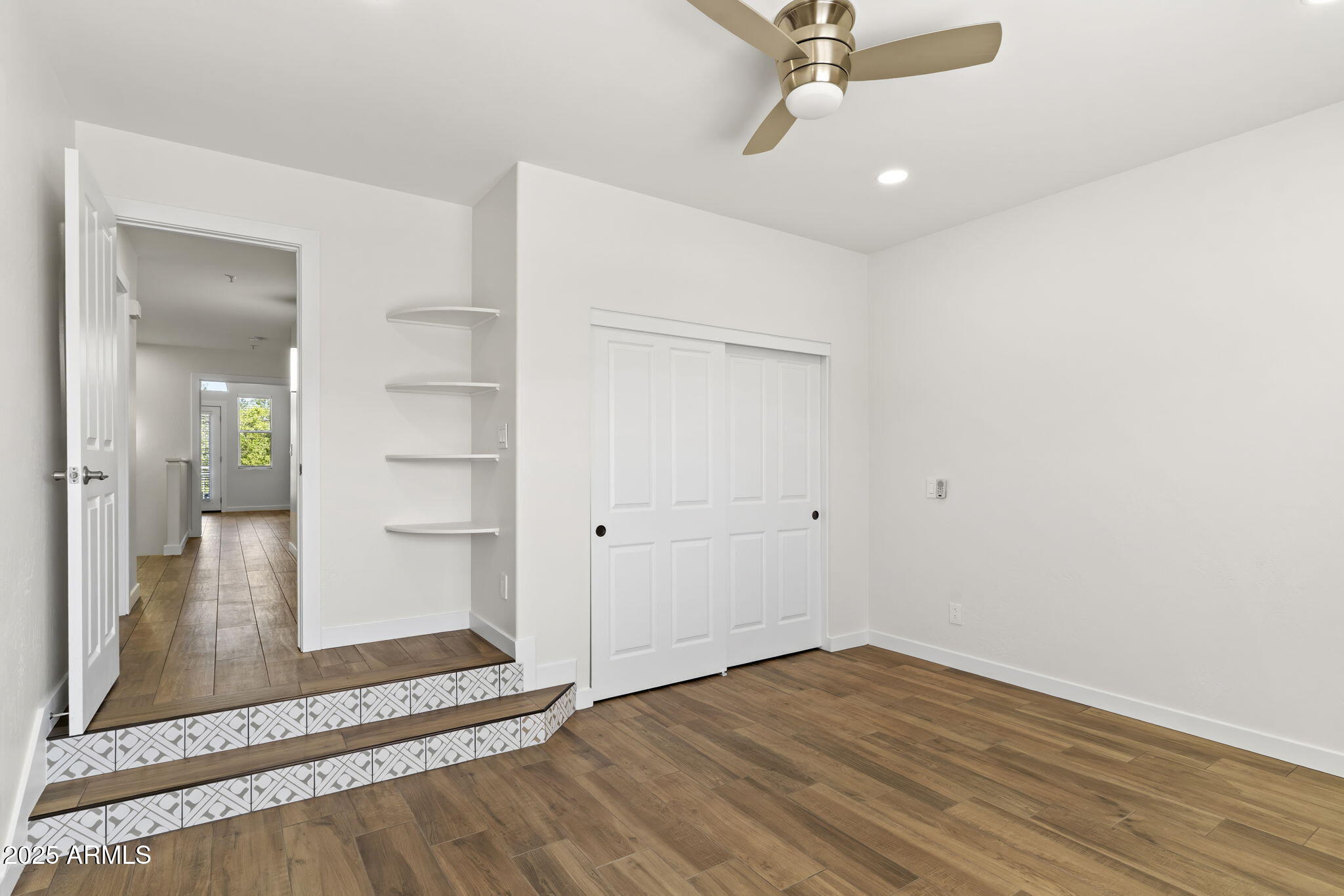 10118 E MEADOW HILL Drive
