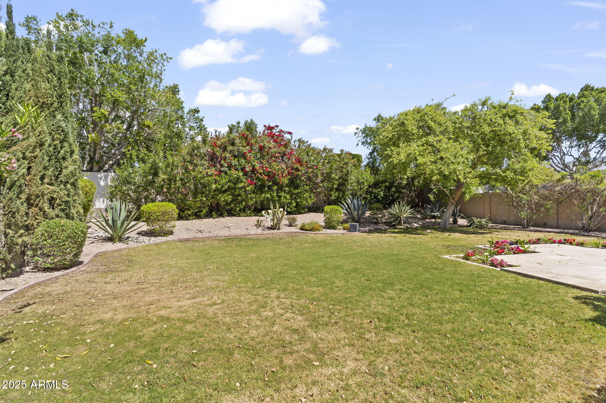 10118 E MEADOW HILL Drive