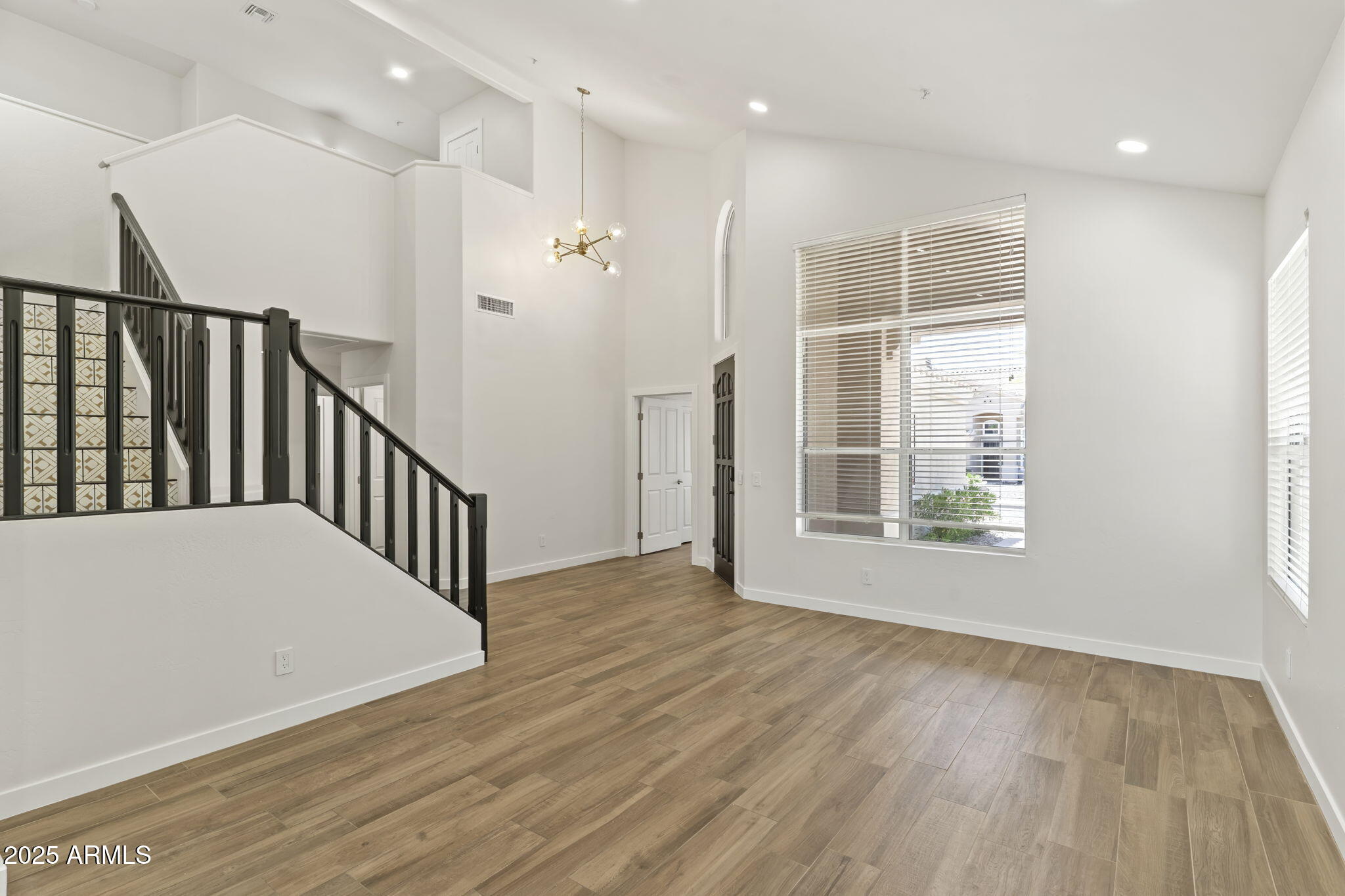10118 E MEADOW HILL Drive