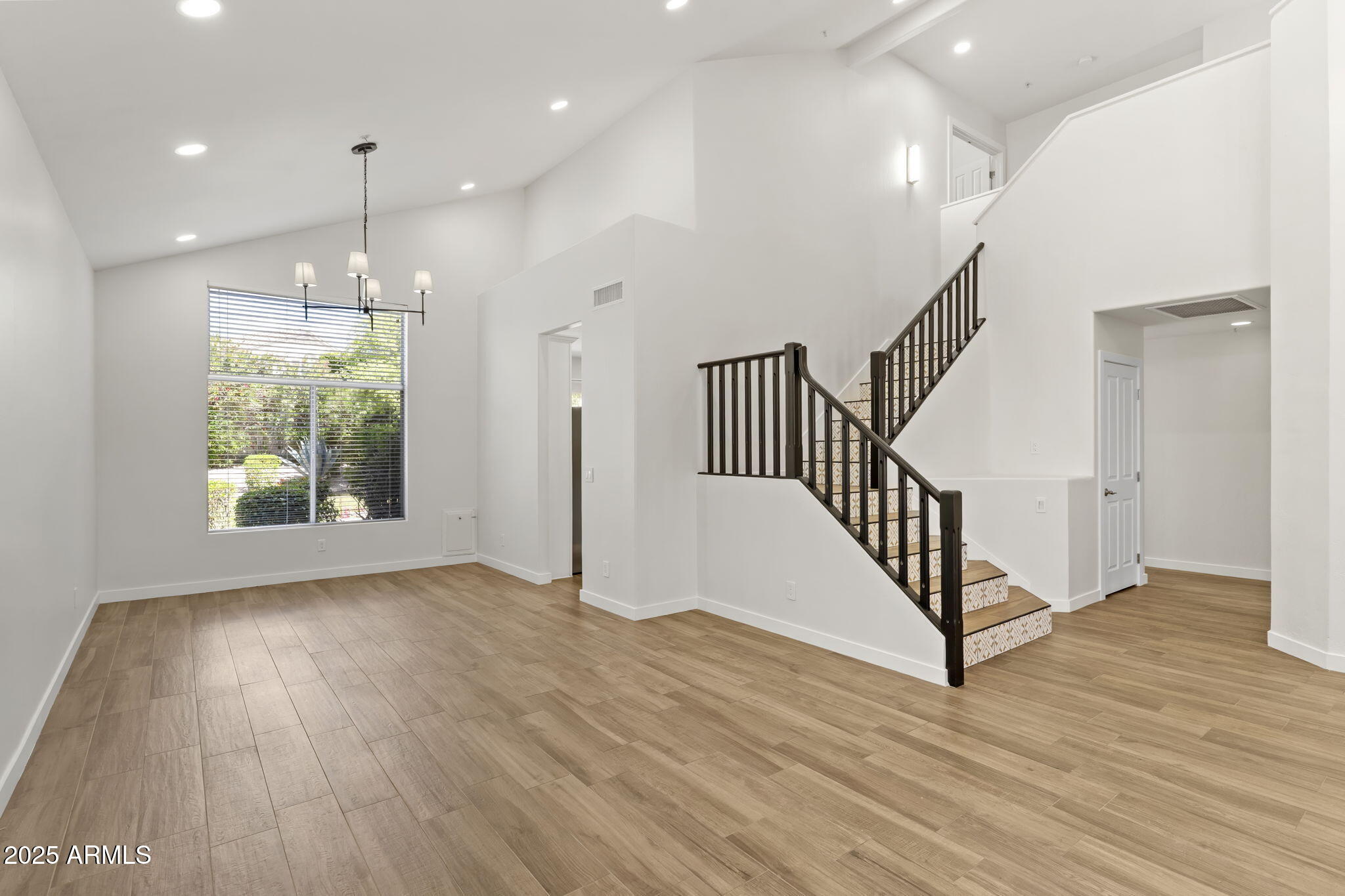 10118 E MEADOW HILL Drive