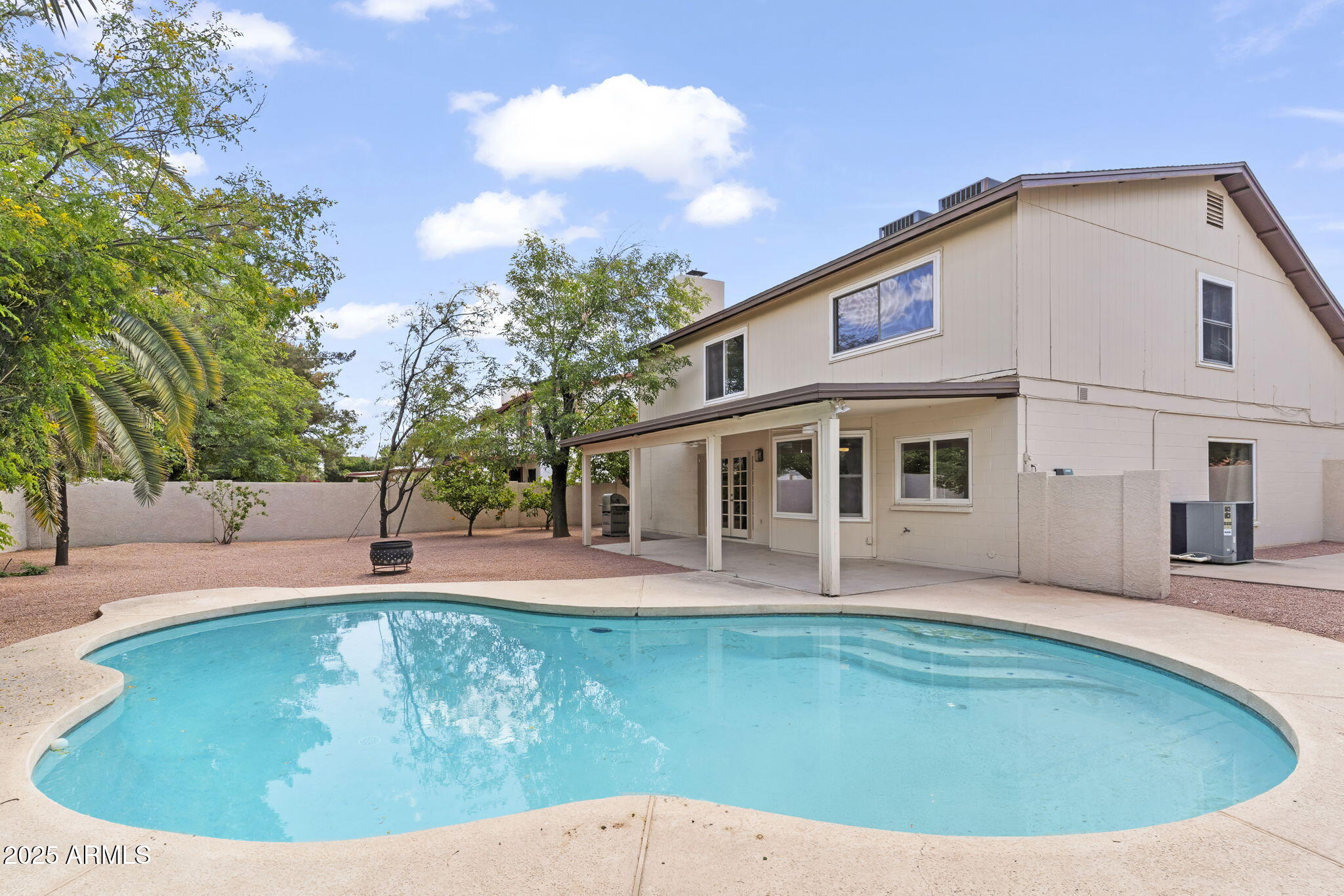2619 S Los Altos