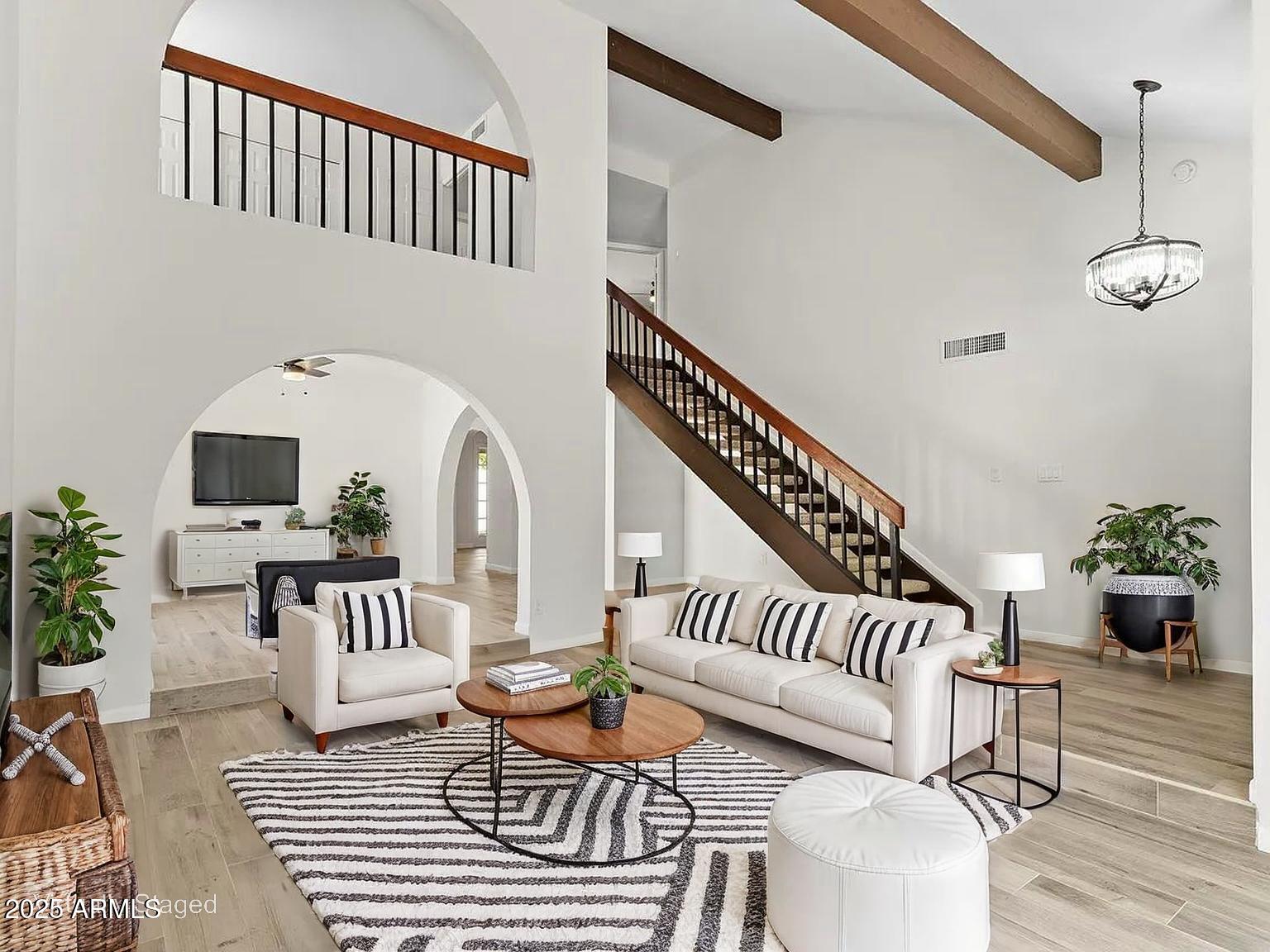 2619 S Los Altos