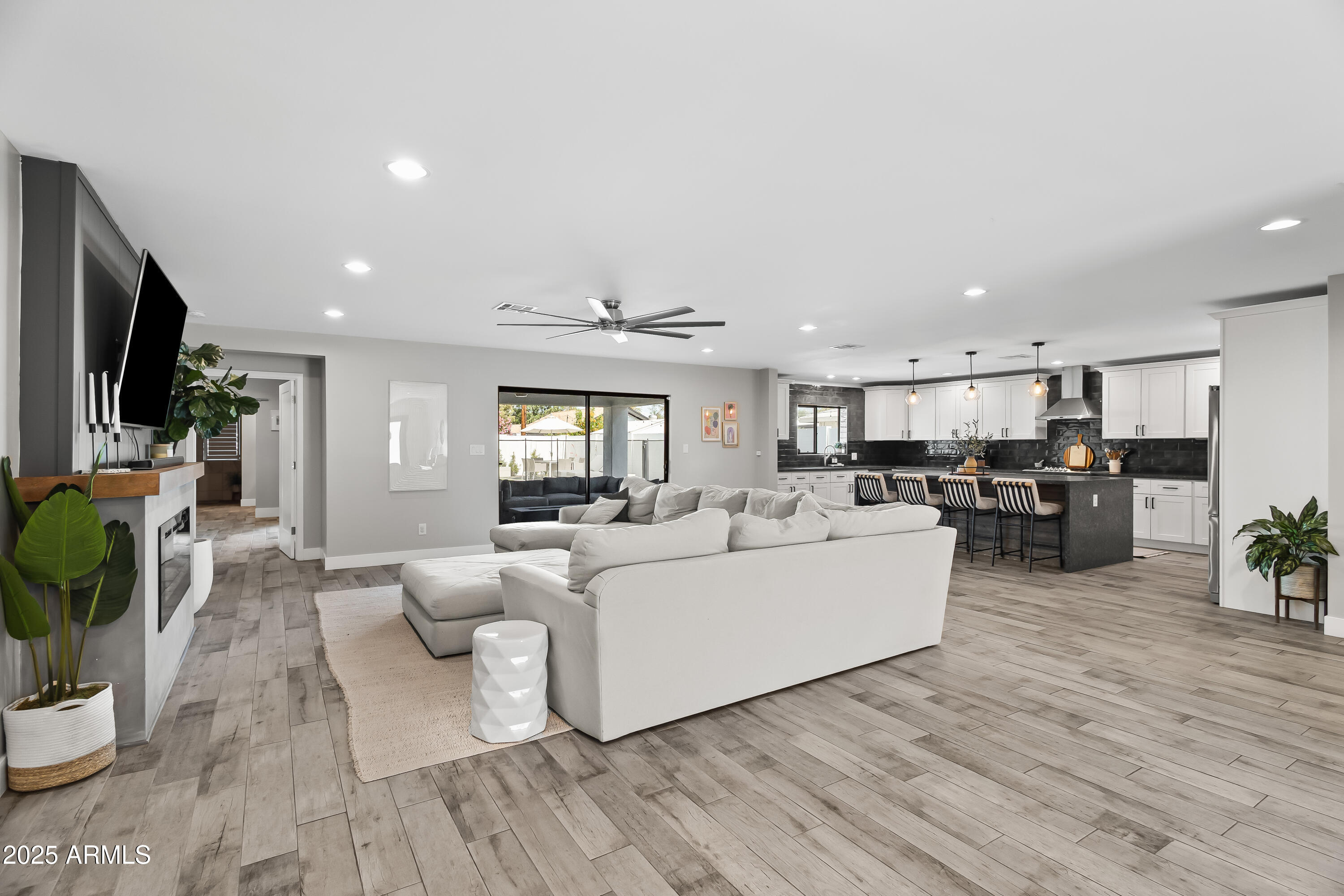 6721 N 14TH Place