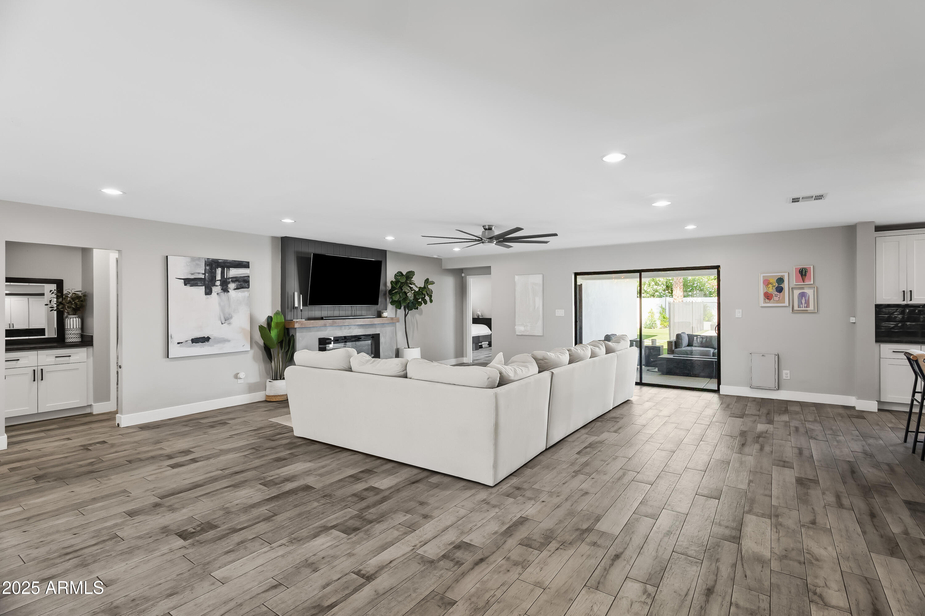 6721 N 14TH Place