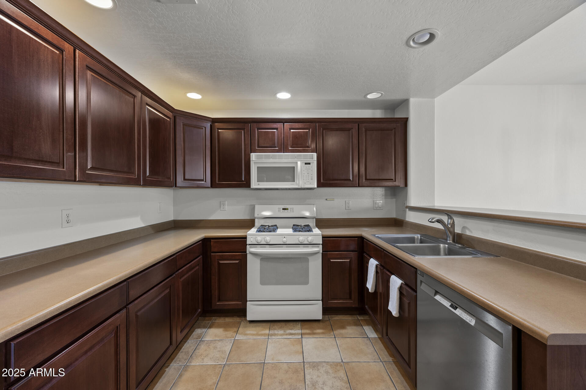 19700 N 76TH Street, 1103