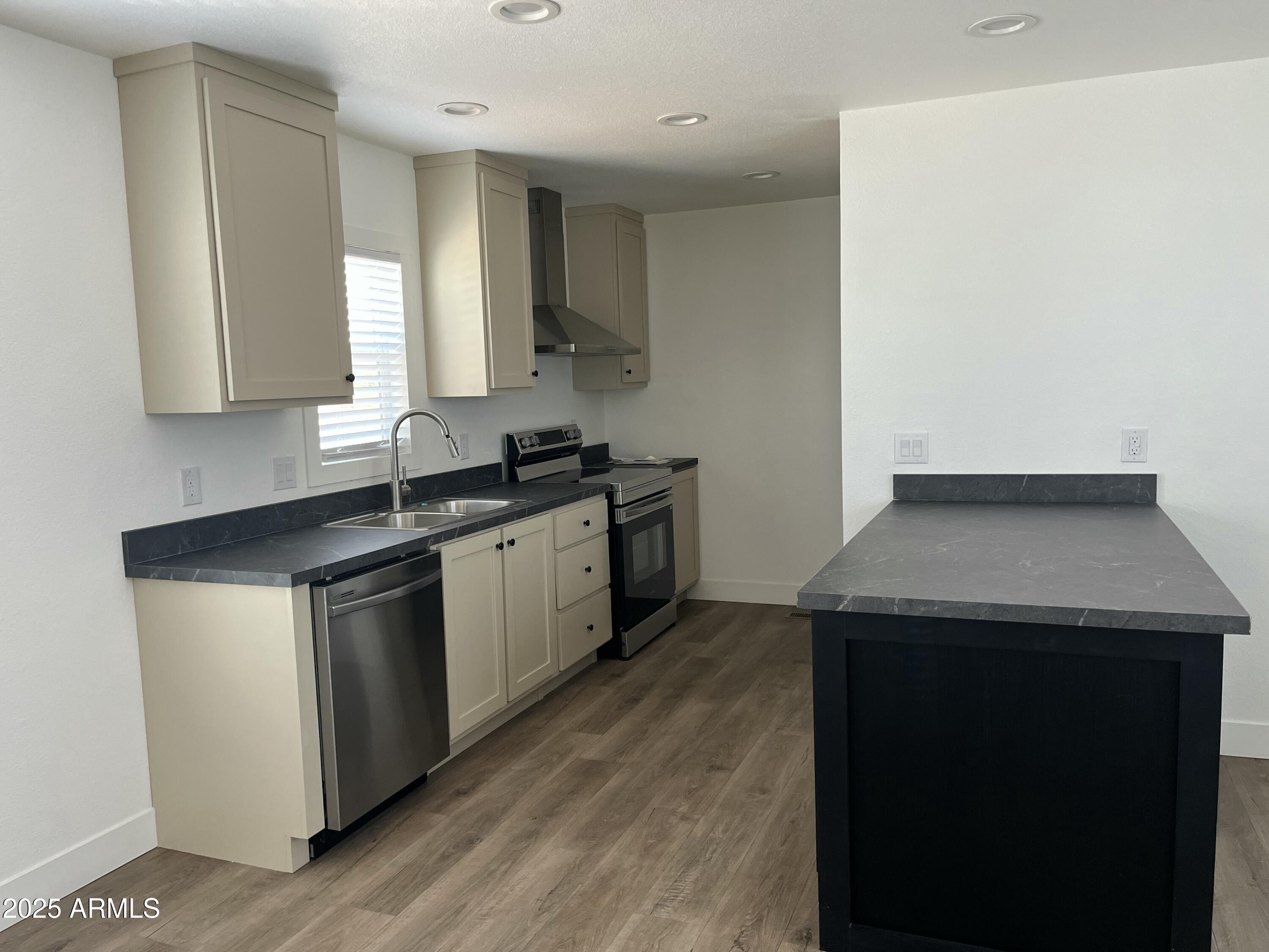 1550 W Southern Avenue, 20