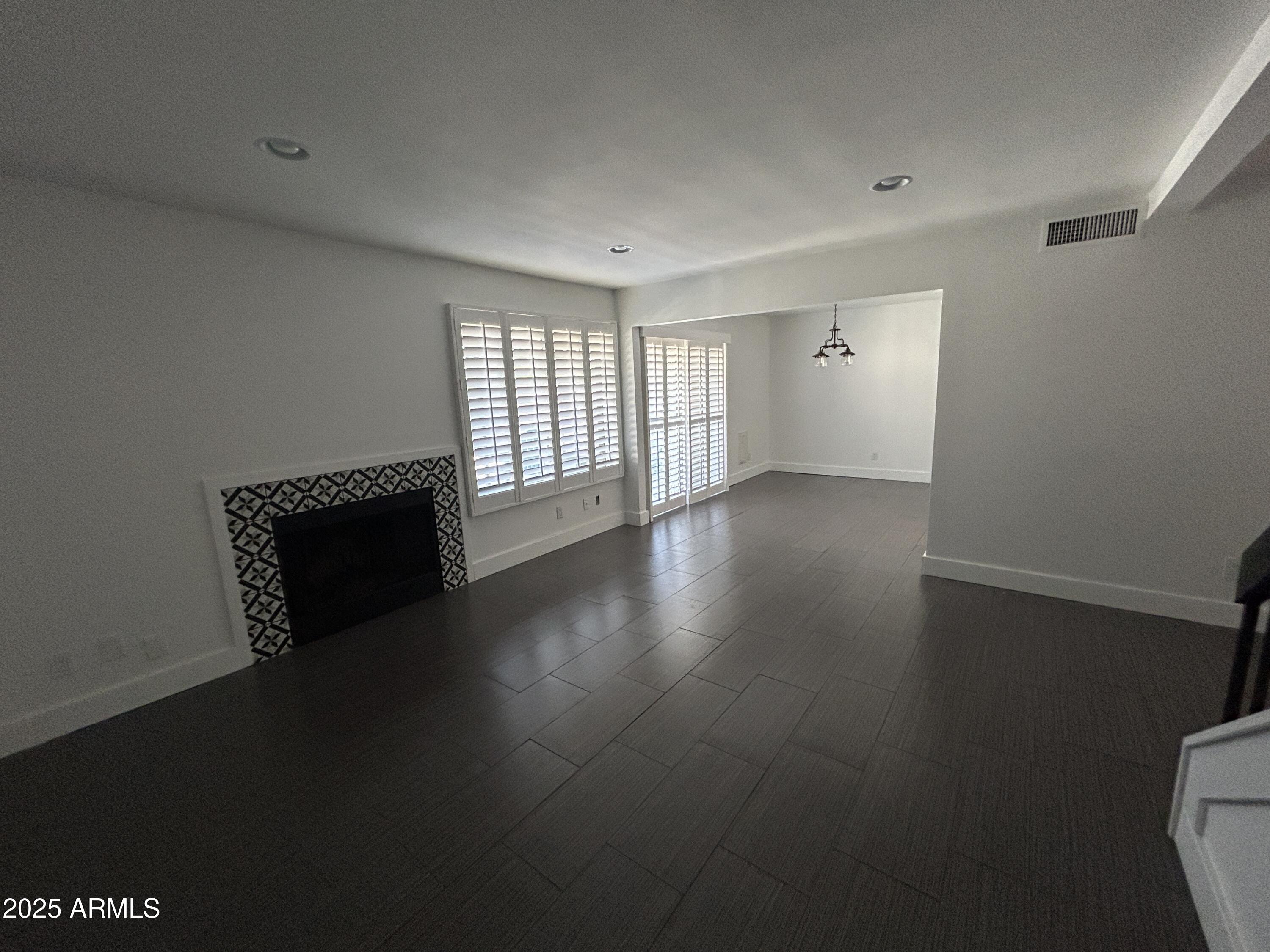 320 E LARKSPUR Lane