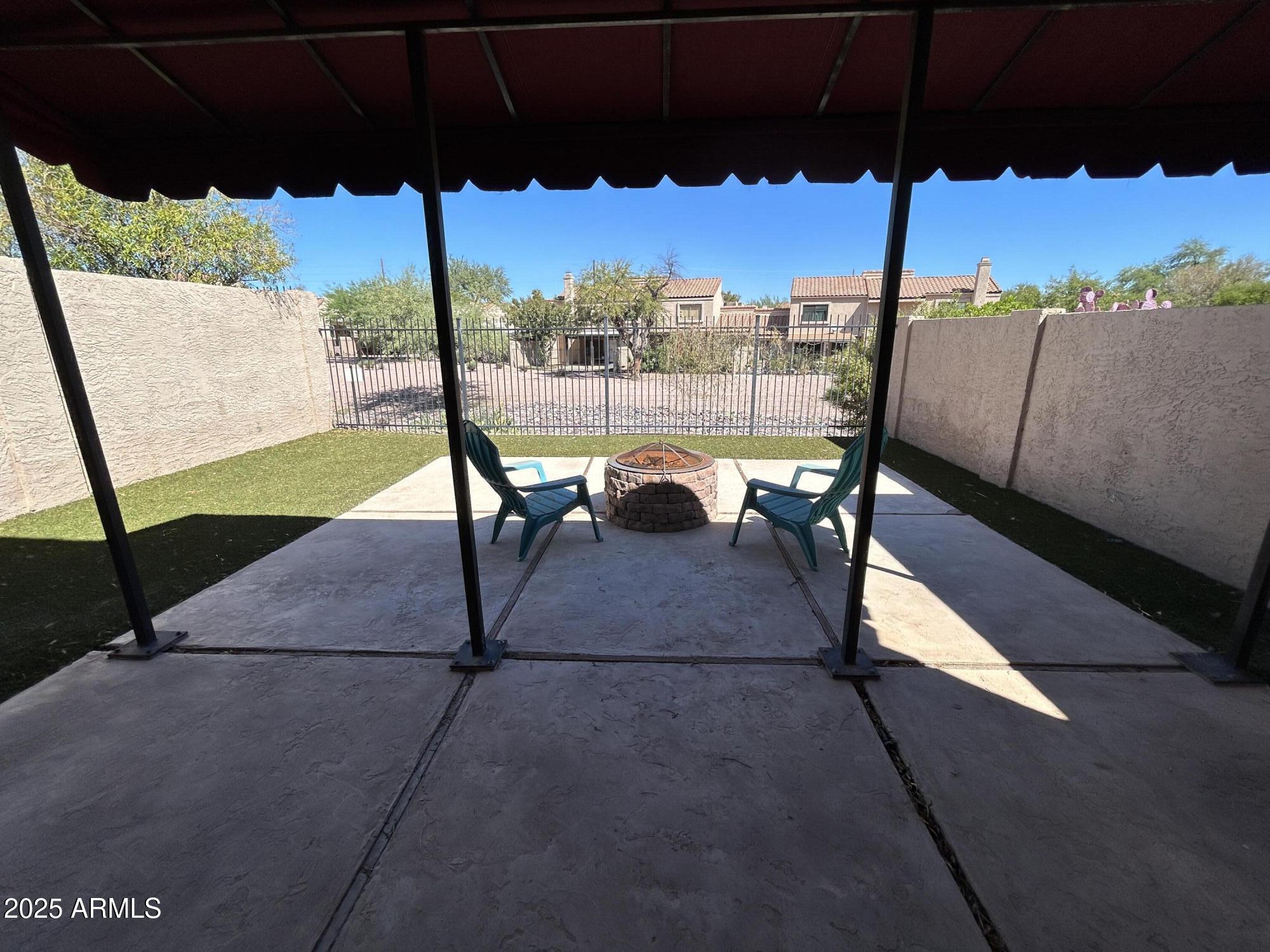 320 E LARKSPUR Lane
