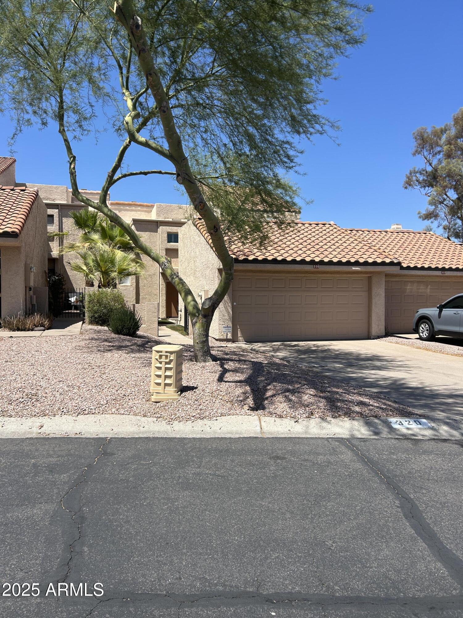 320 E LARKSPUR Lane