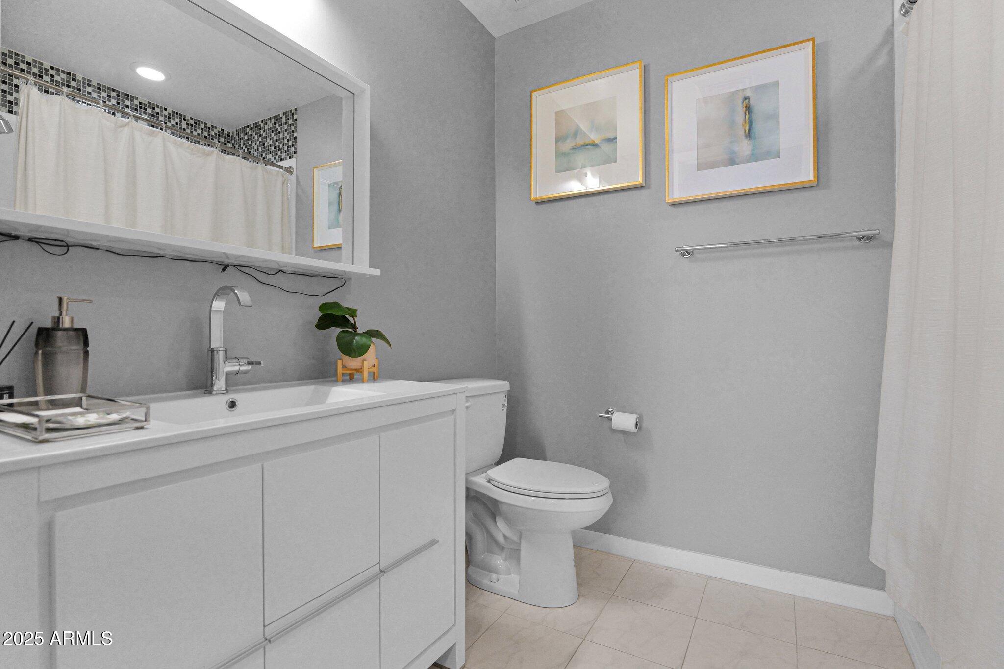 1 E LEXINGTON Avenue, 1309