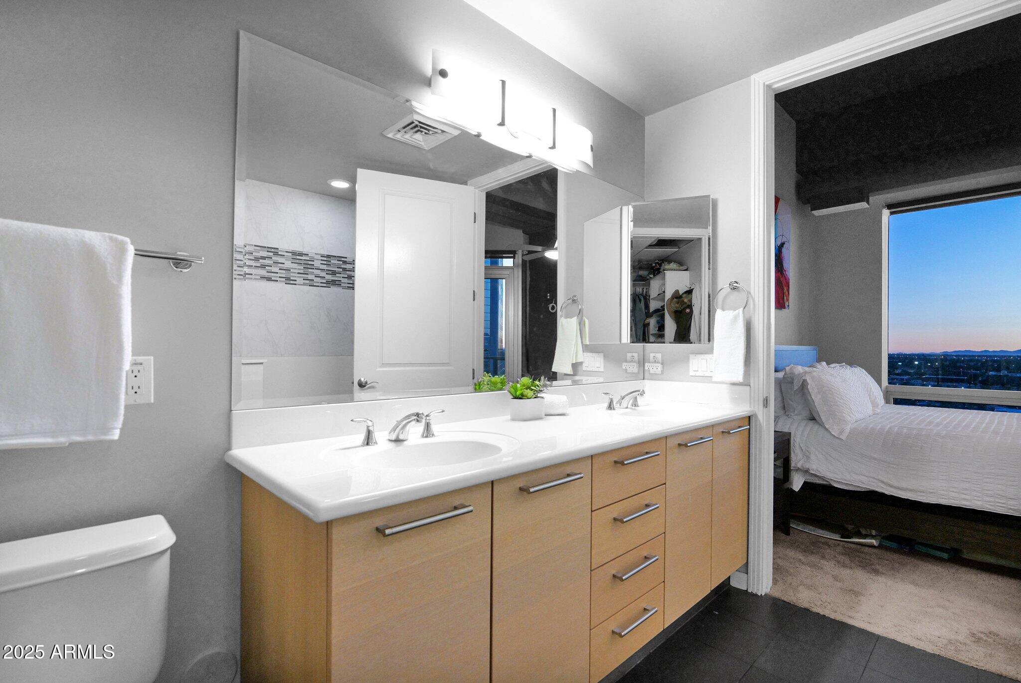 1 E LEXINGTON Avenue, 1309