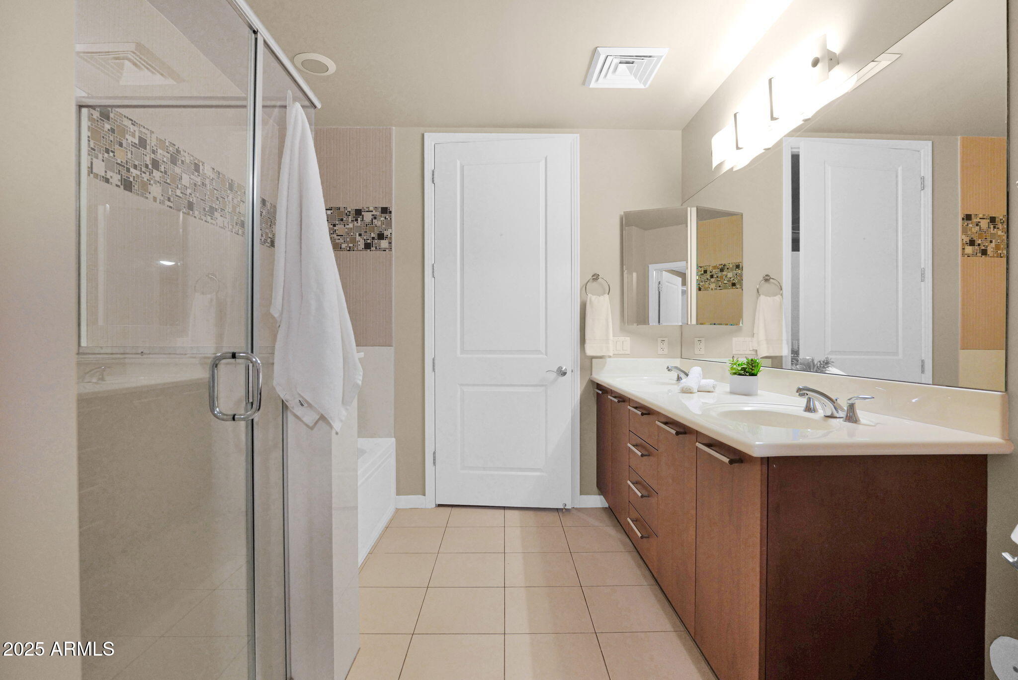 1 E LEXINGTON Avenue, 1101