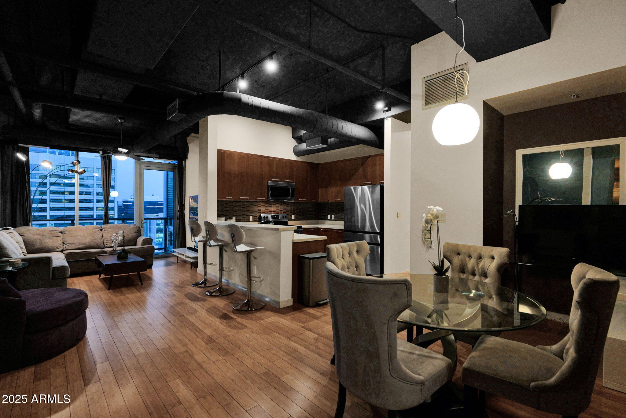 1 E LEXINGTON Avenue, 1101