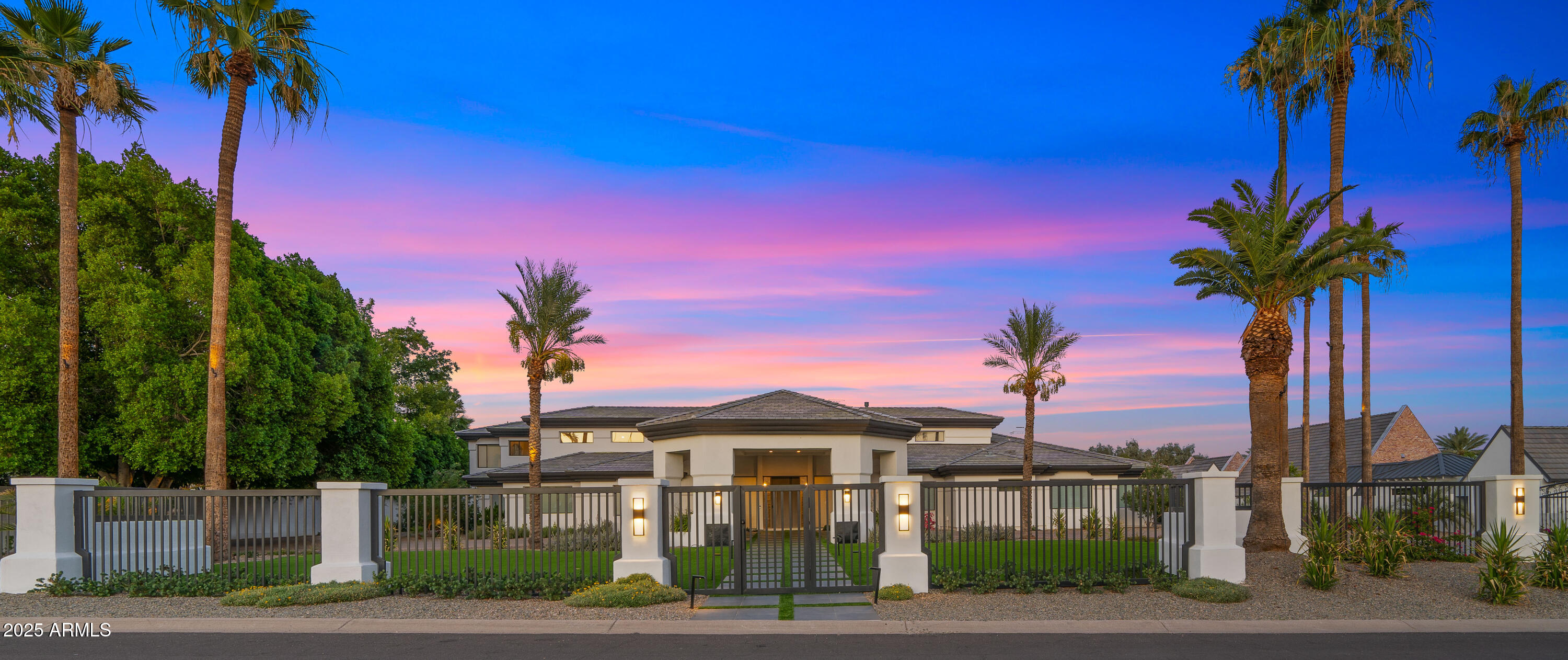 4425 N ARCADIA Lane