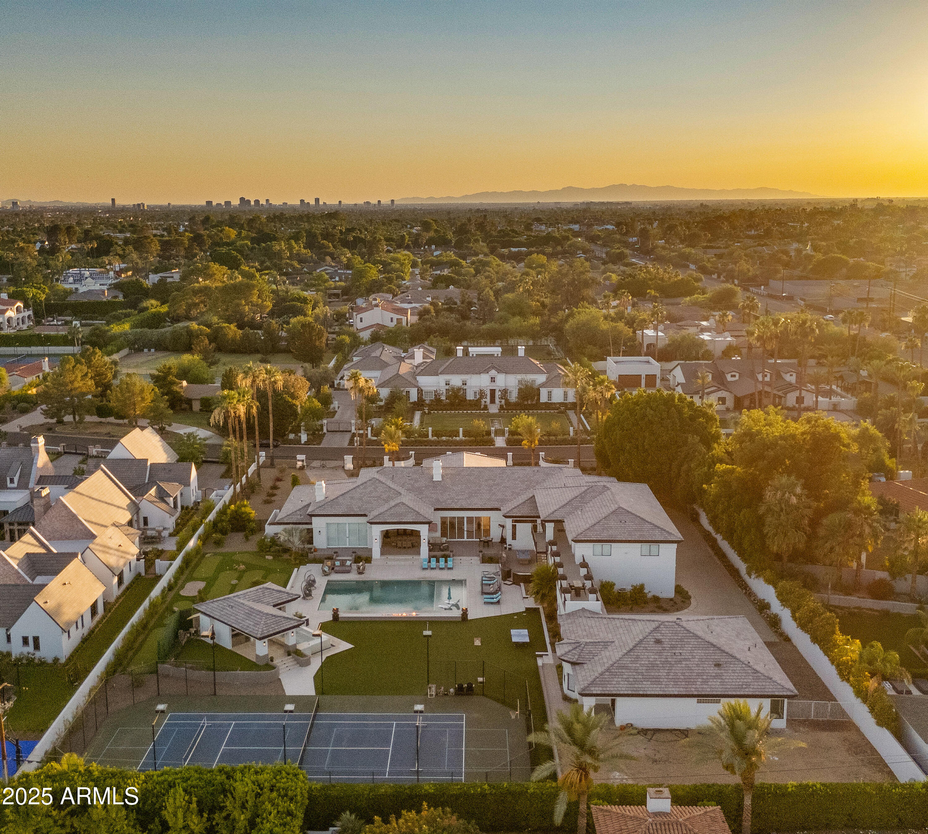4425 N ARCADIA Lane