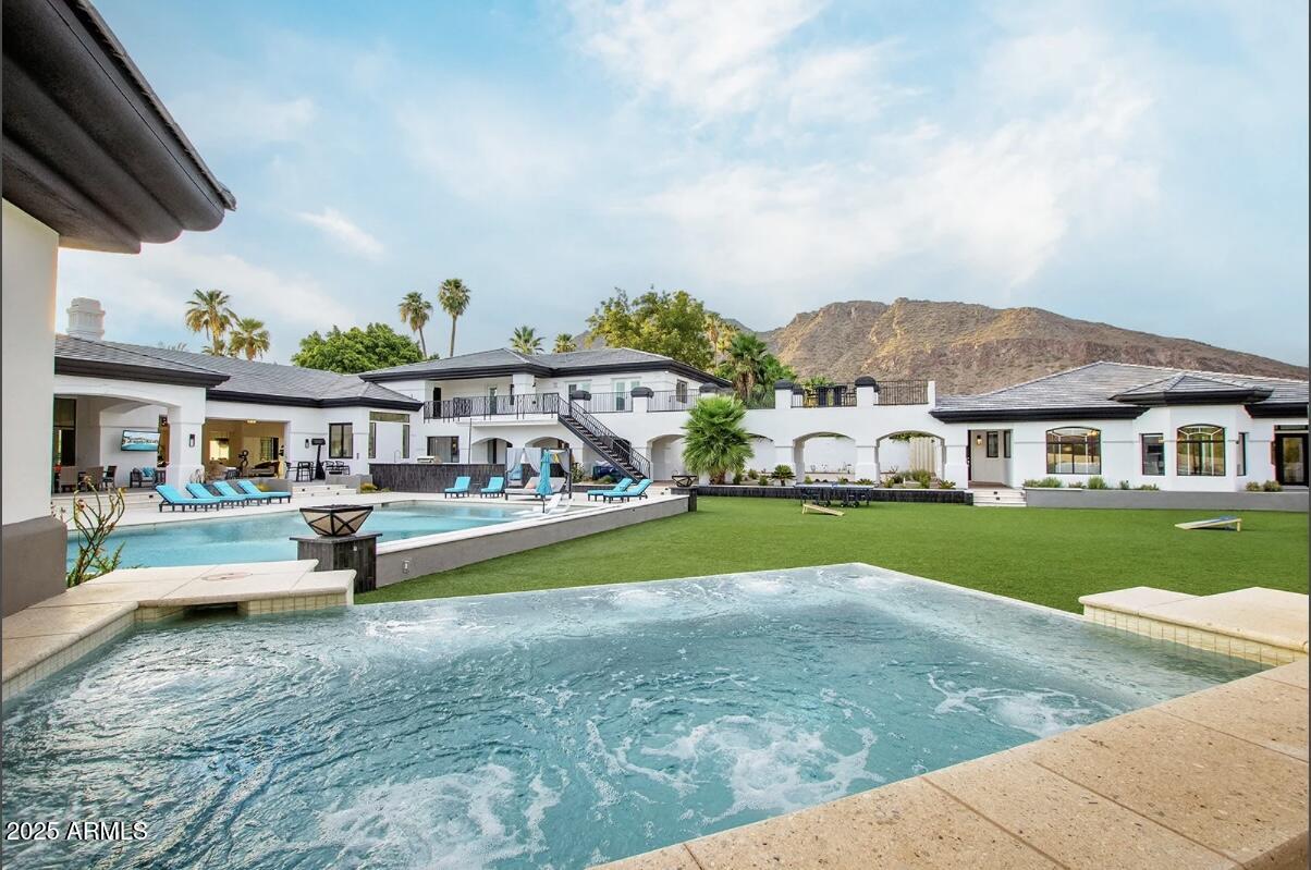 4425 N ARCADIA Lane