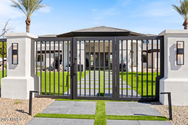 4425 N ARCADIA Lane