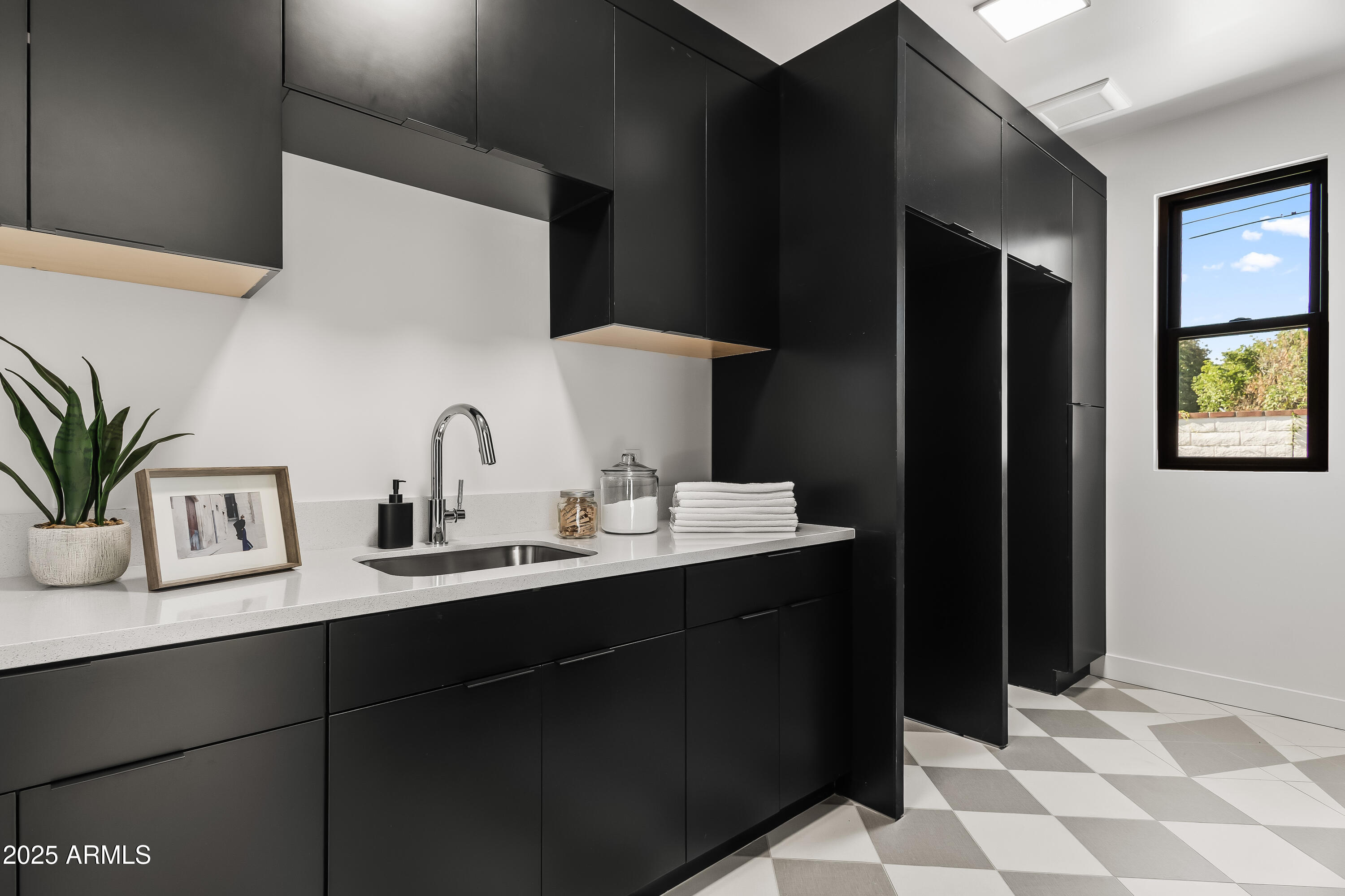 1538 W WAGON WHEEL Drive