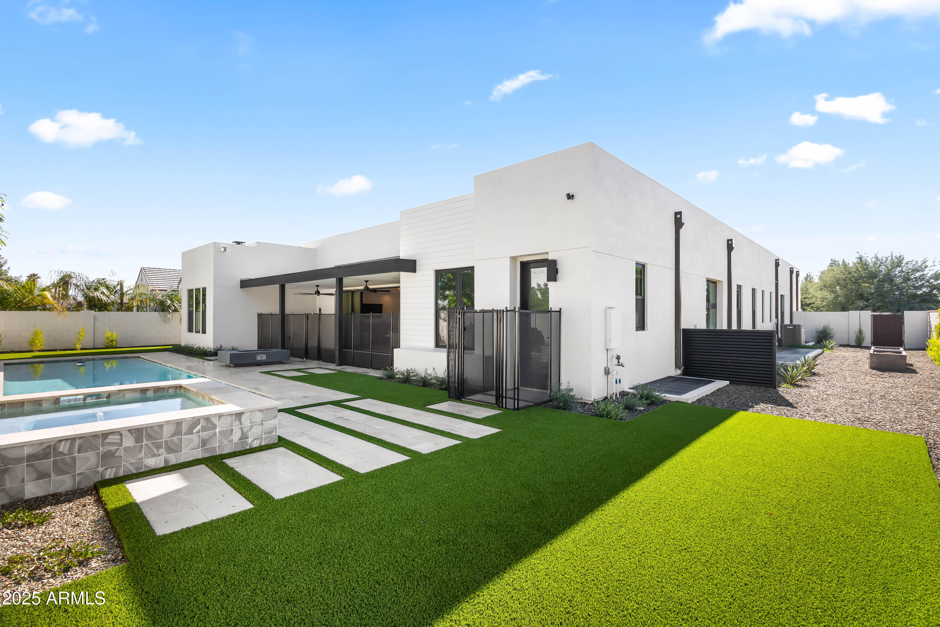 1538 W WAGON WHEEL Drive