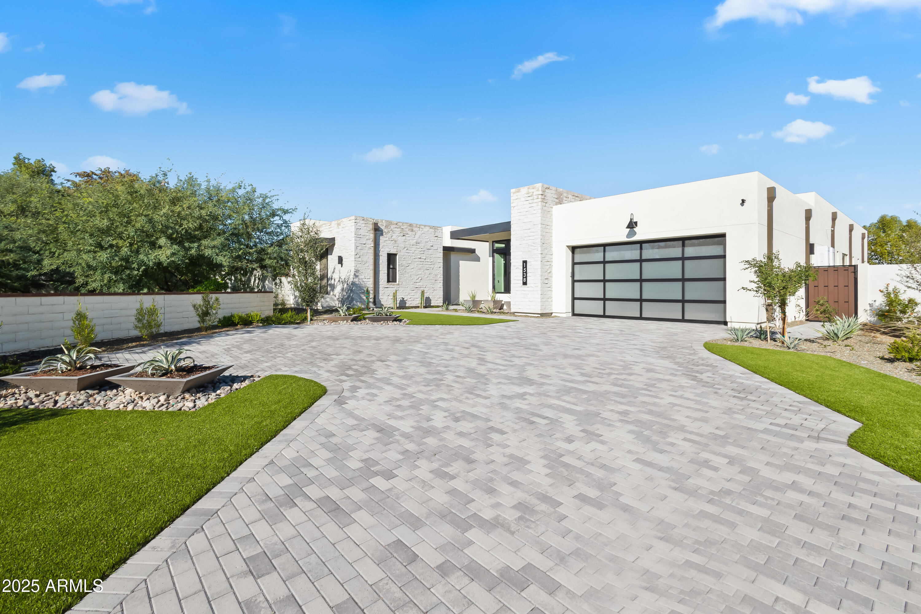 1538 W WAGON WHEEL Drive