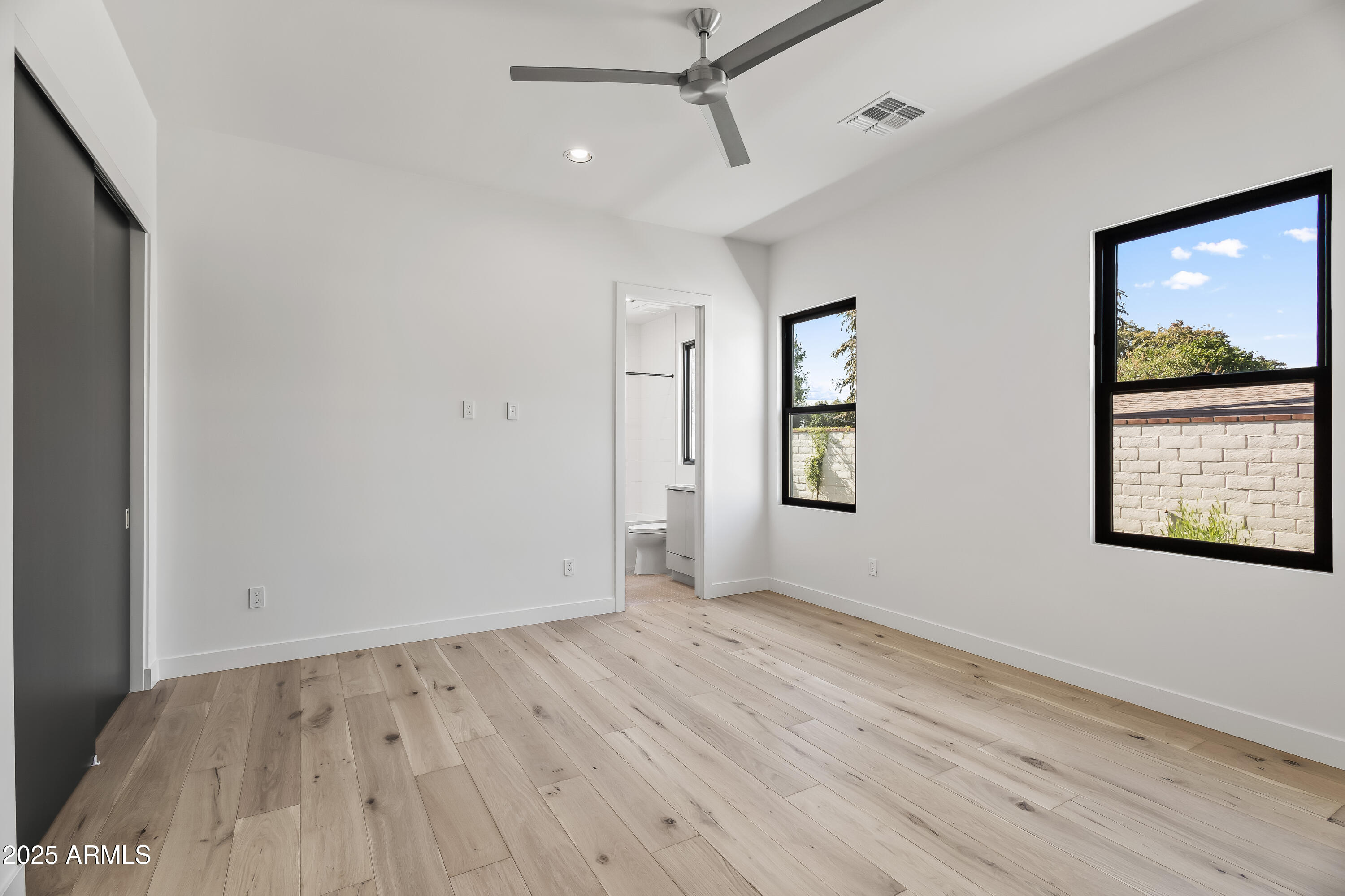 1538 W WAGON WHEEL Drive