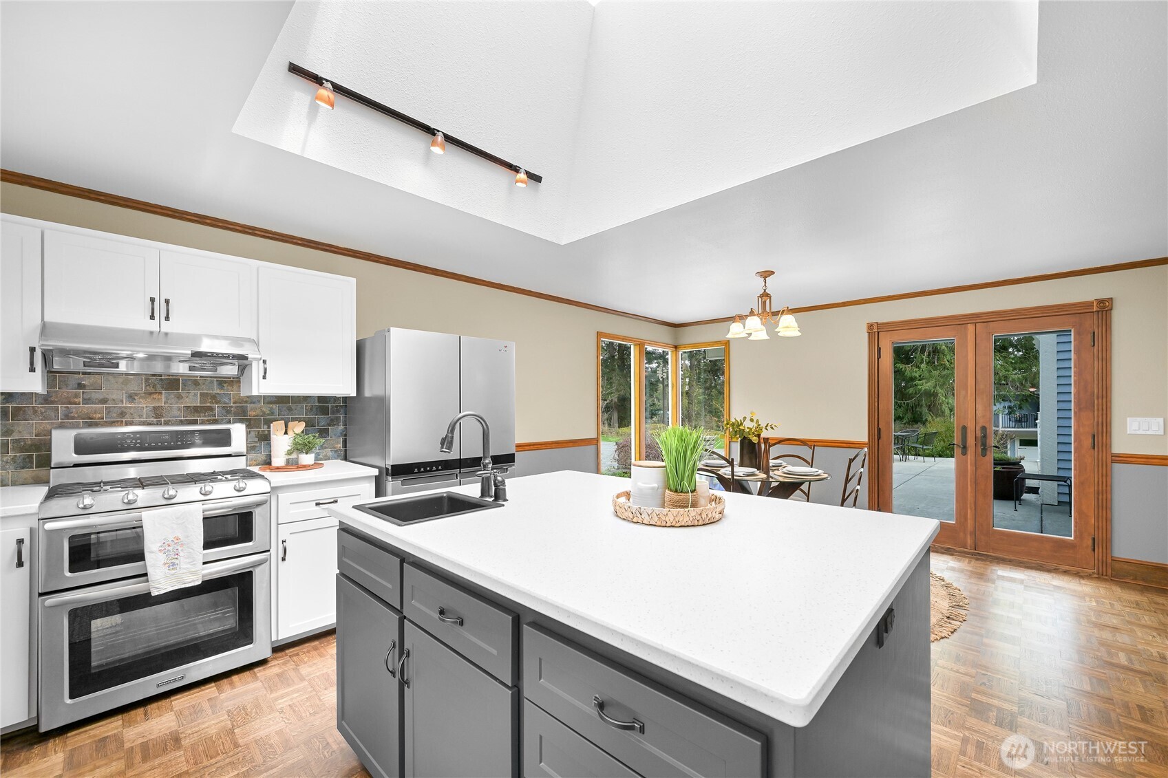 6710 Deer Lane