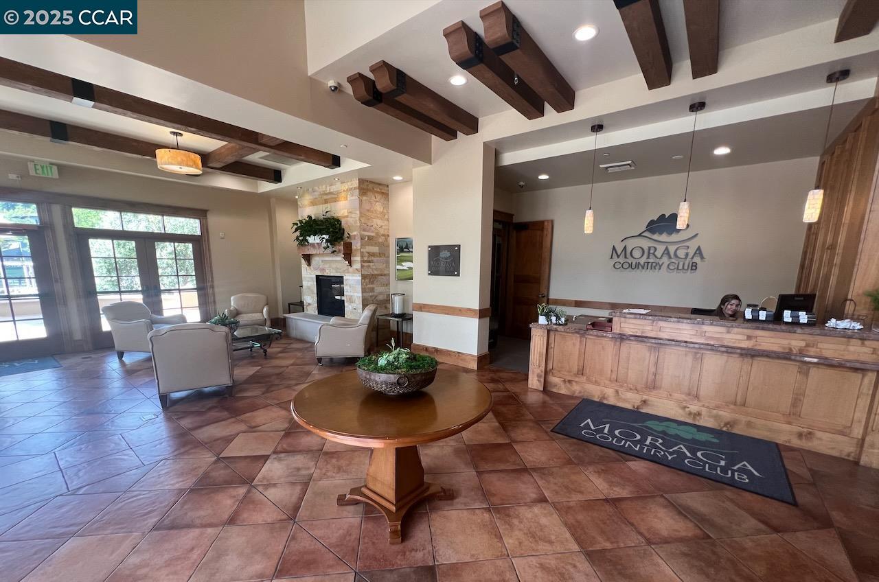 812 Country Club Dr