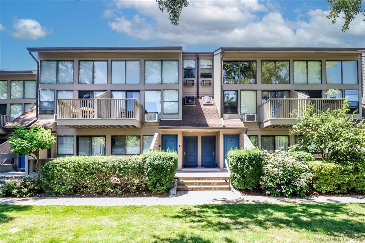 1465 East Putnam Avenue APT 427