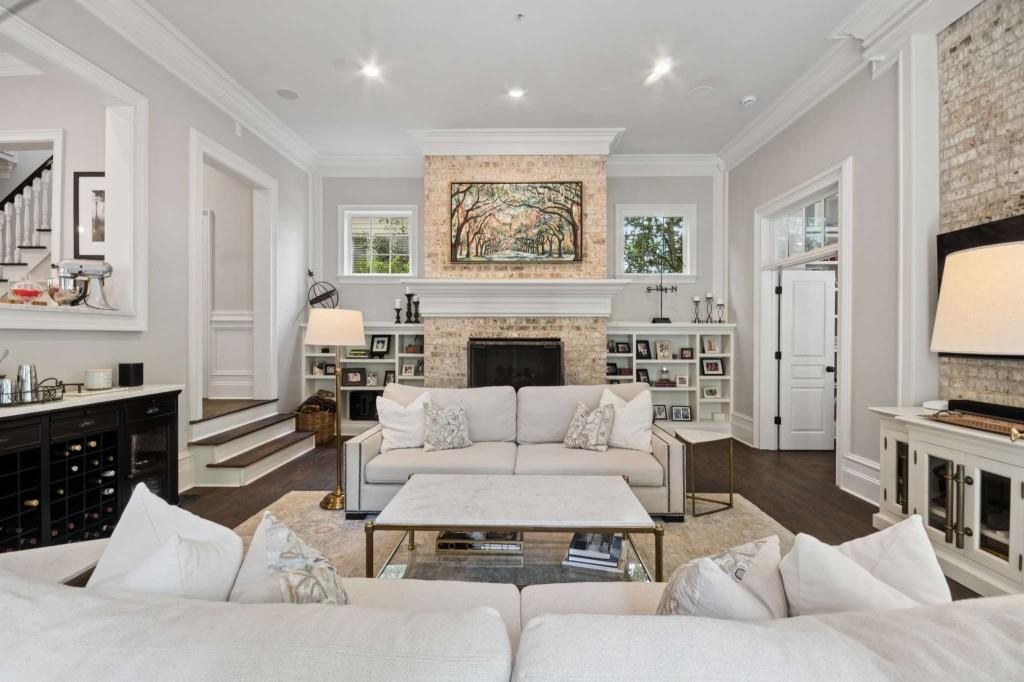 305 Abercorn Square