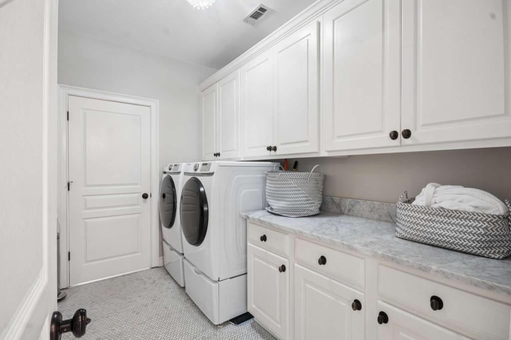 305 Abercorn Square