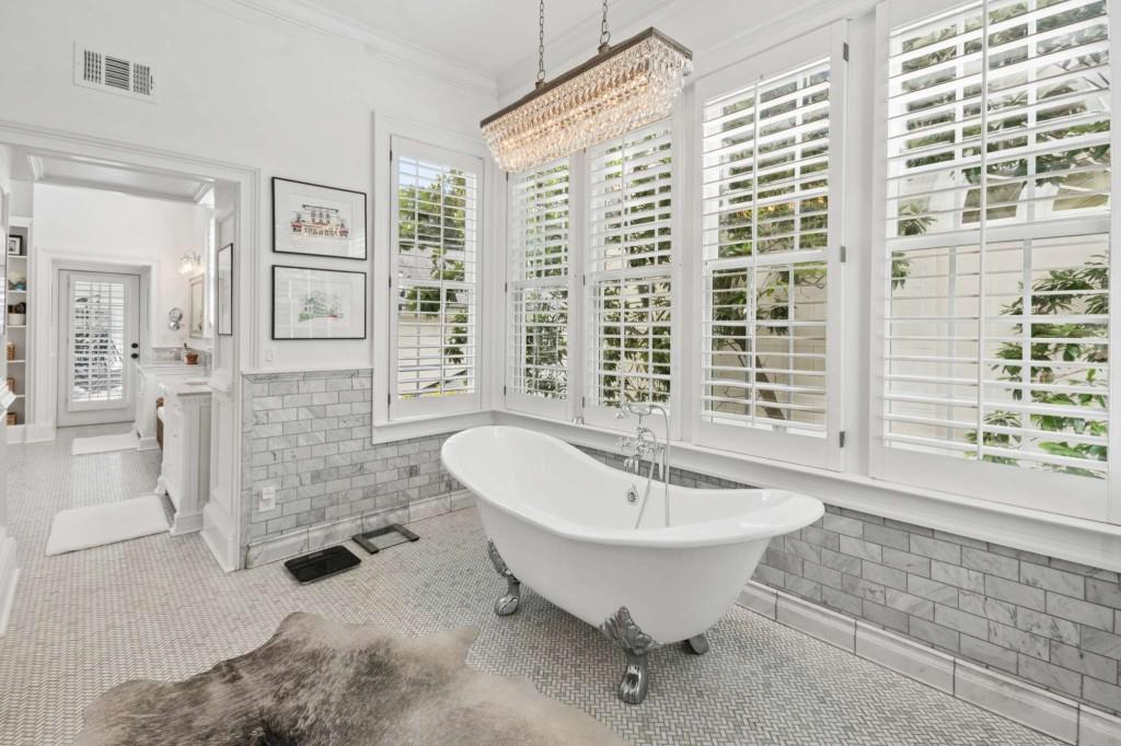 305 Abercorn Square