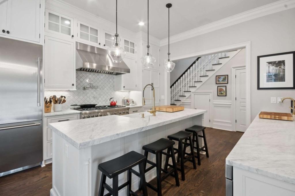 305 Abercorn Square