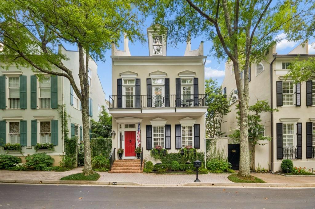 305 Abercorn Square