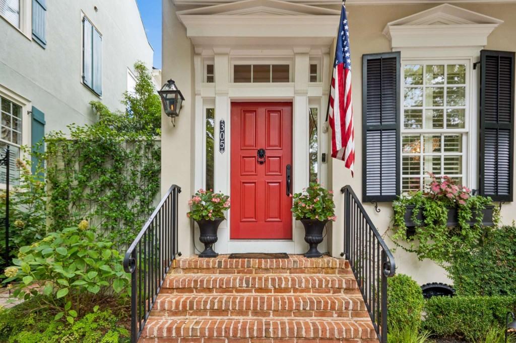 305 Abercorn Square