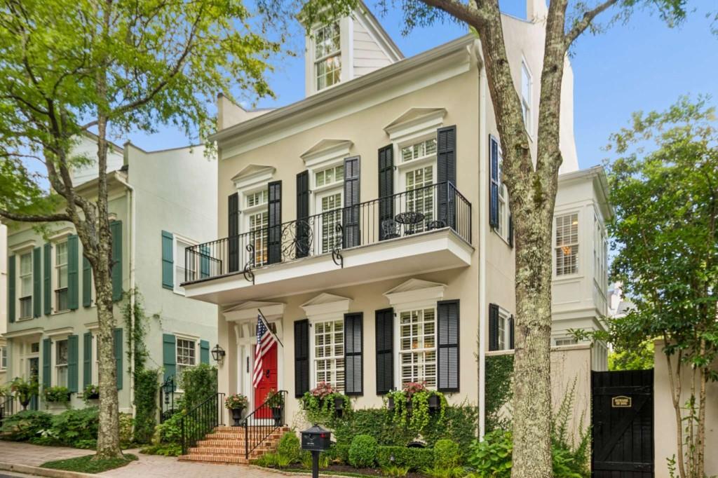 305 Abercorn Square