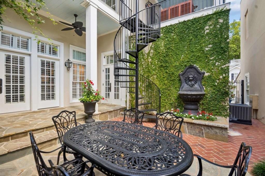 305 Abercorn Square