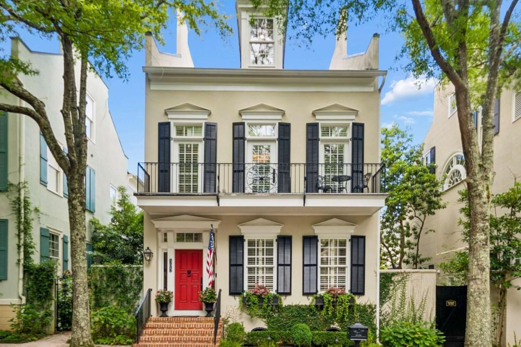 305 Abercorn Square