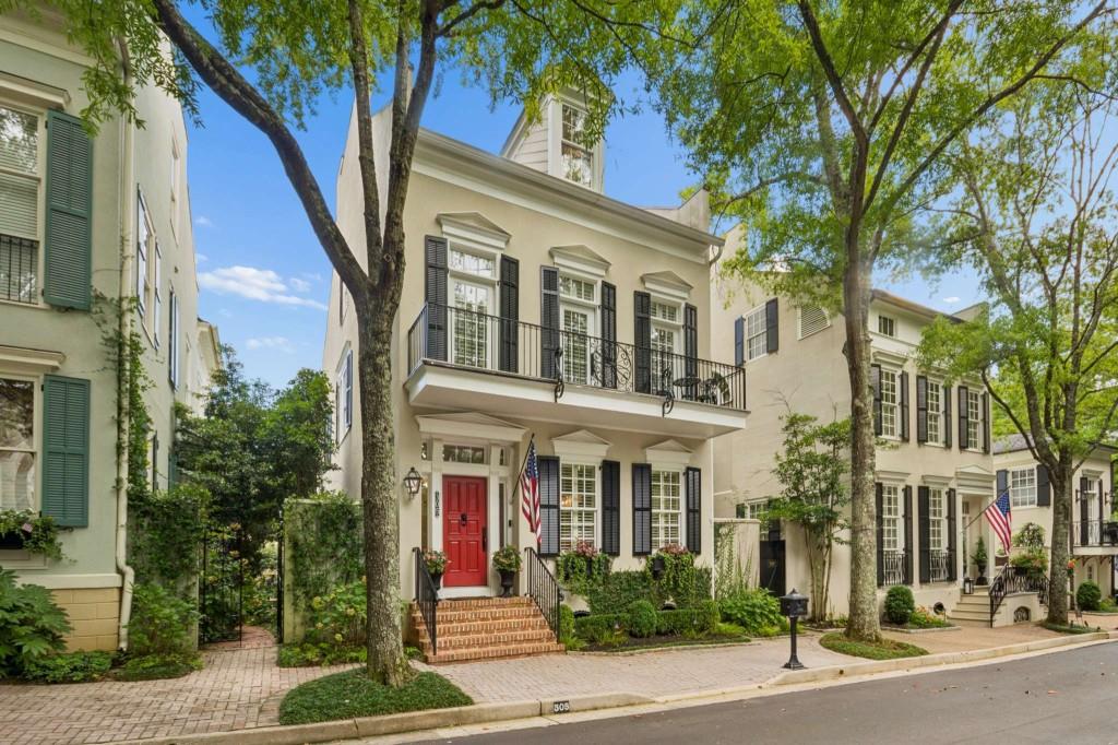 305 Abercorn Square