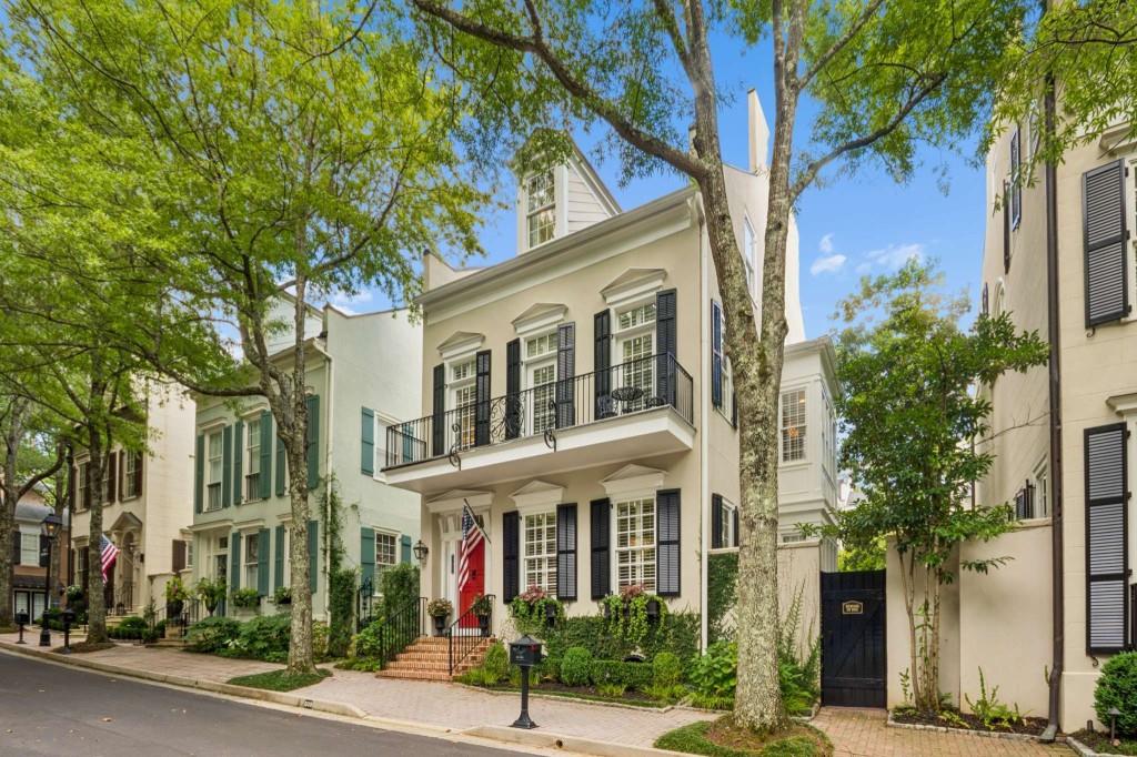 305 Abercorn Square