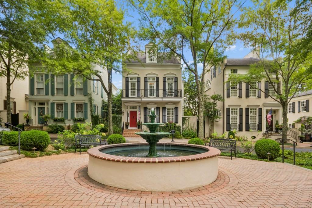 305 Abercorn Square