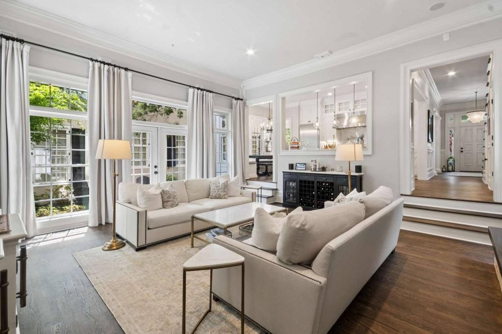 305 Abercorn Square
