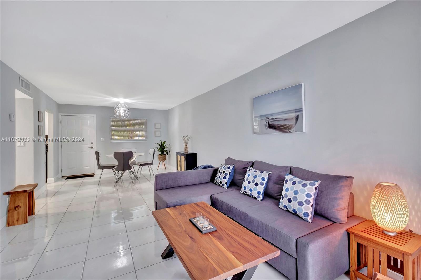 61 Collins Ave # 403