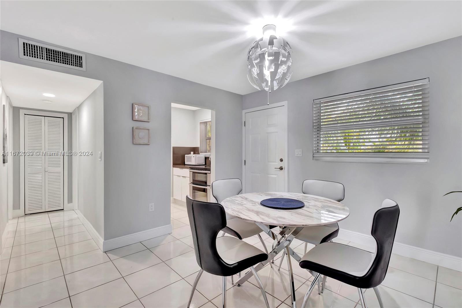 61 Collins Ave # 403