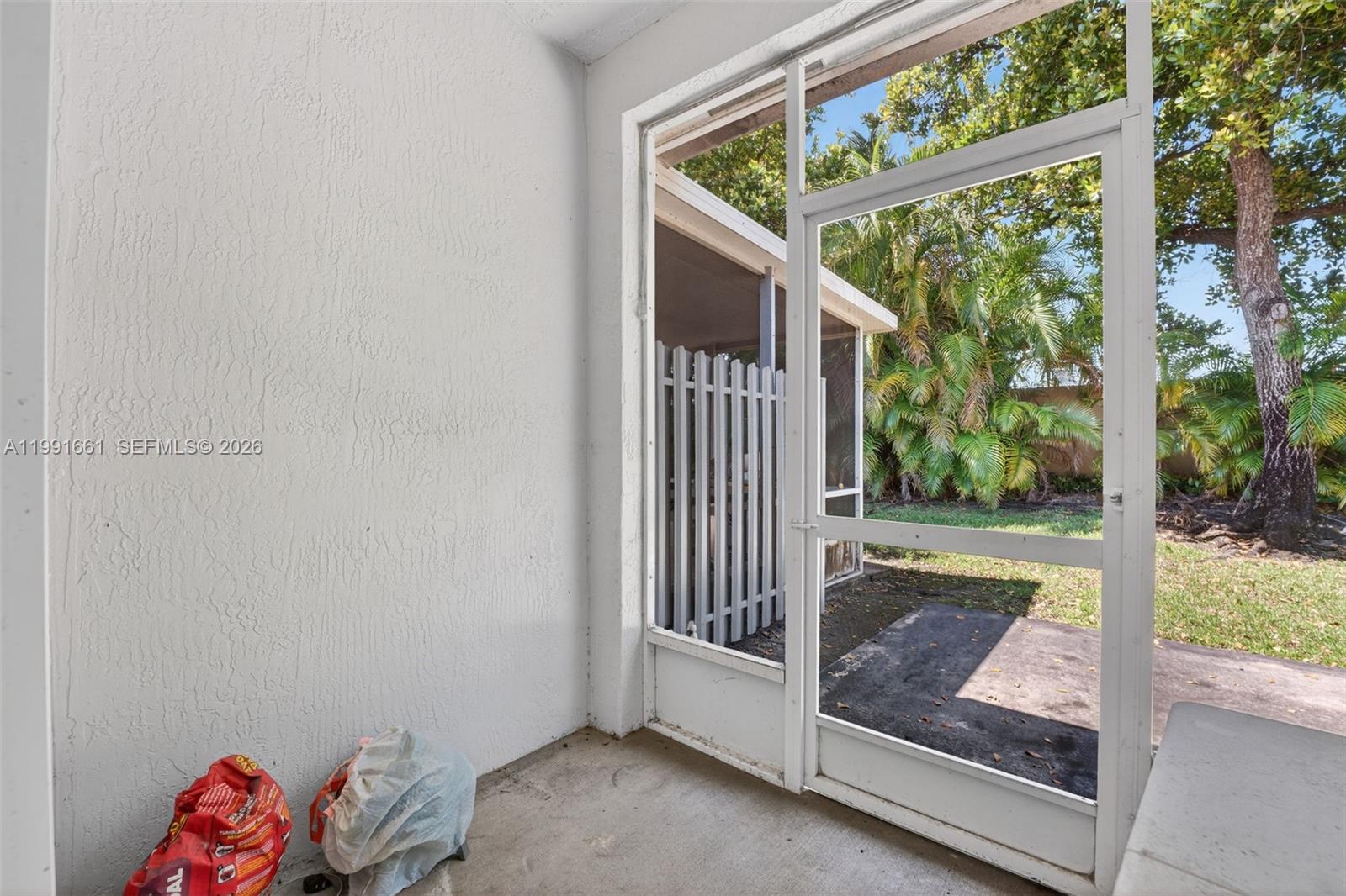 1221 SW 48th Ter