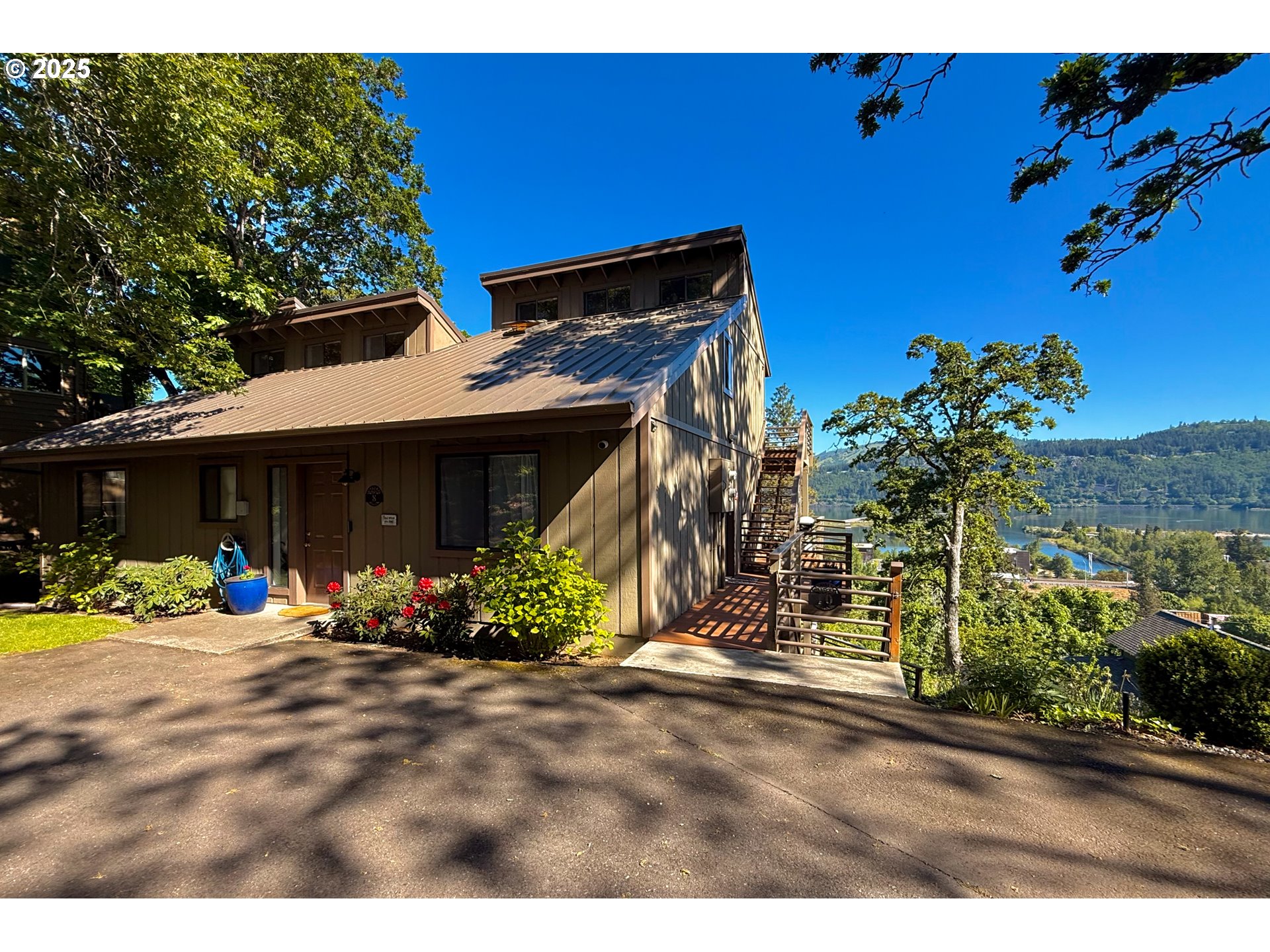 8 HAZEL AVE